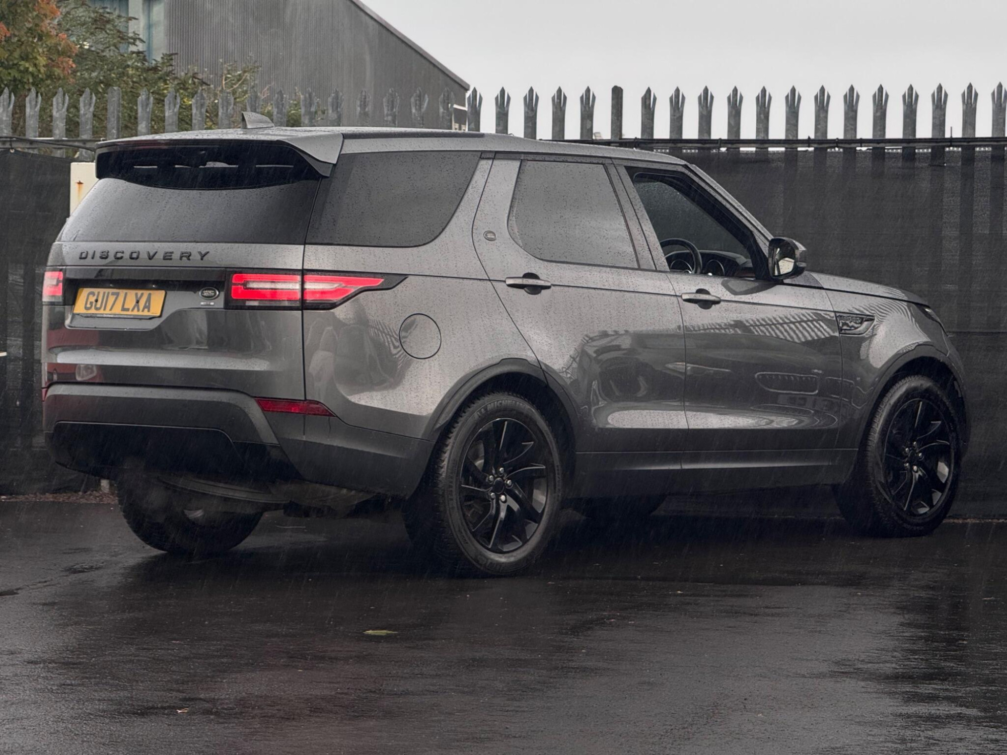 2017 Land Rover Discovery image 11