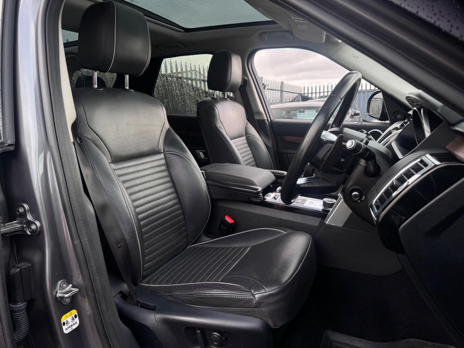 2017 Land Rover Discovery image 6