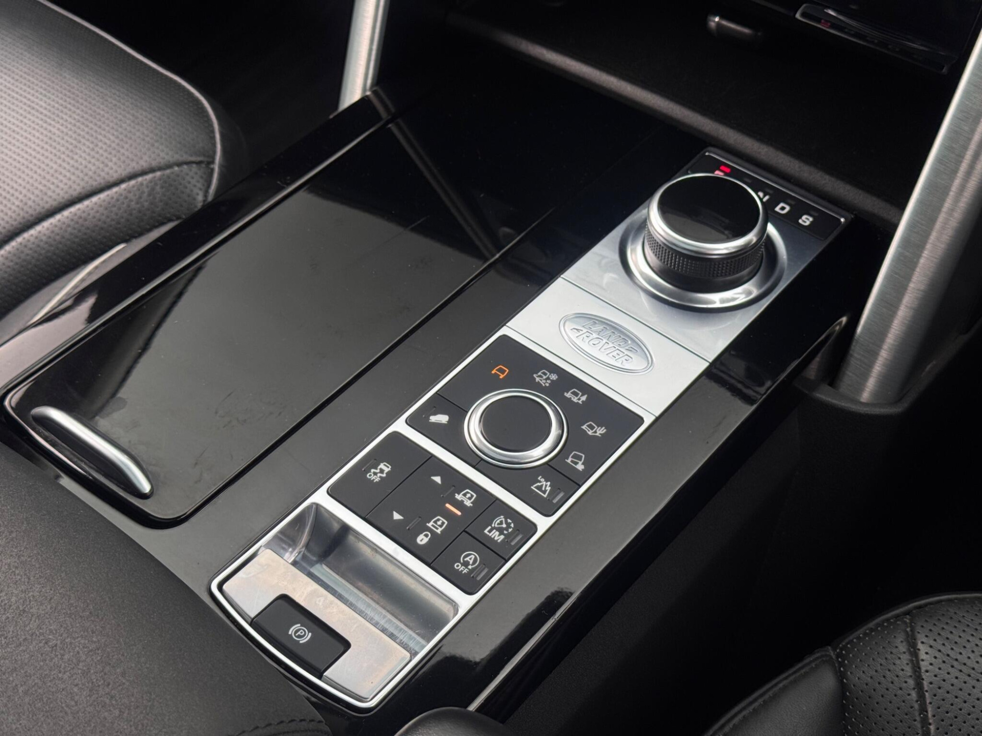 2017 Land Rover Discovery image 3