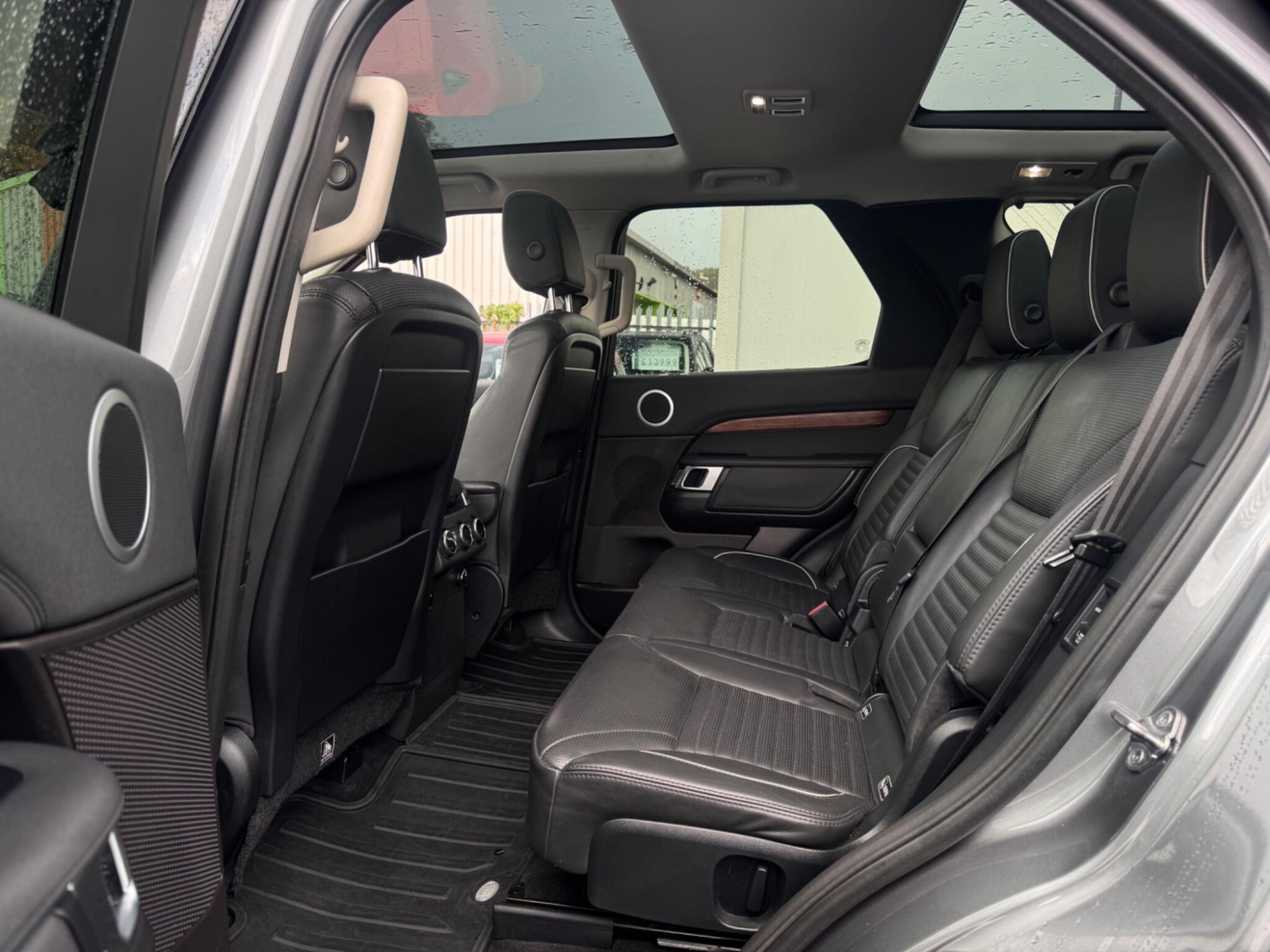 2017 Land Rover Discovery image 18