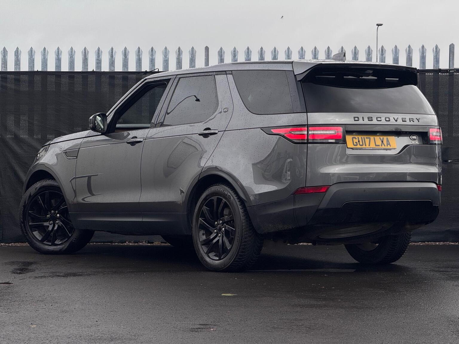 2017 Land Rover Discovery image 2