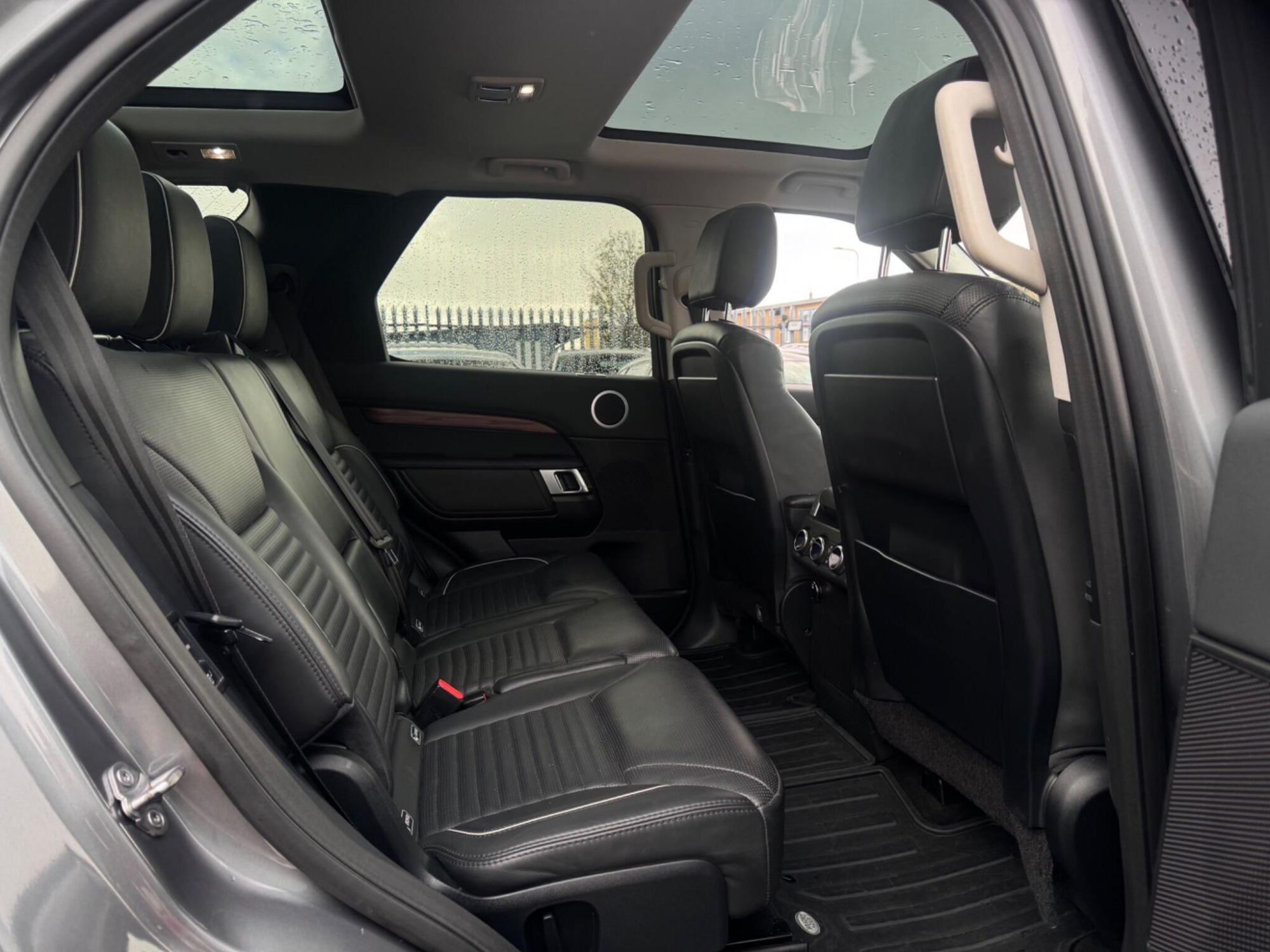 2017 Land Rover Discovery image 14