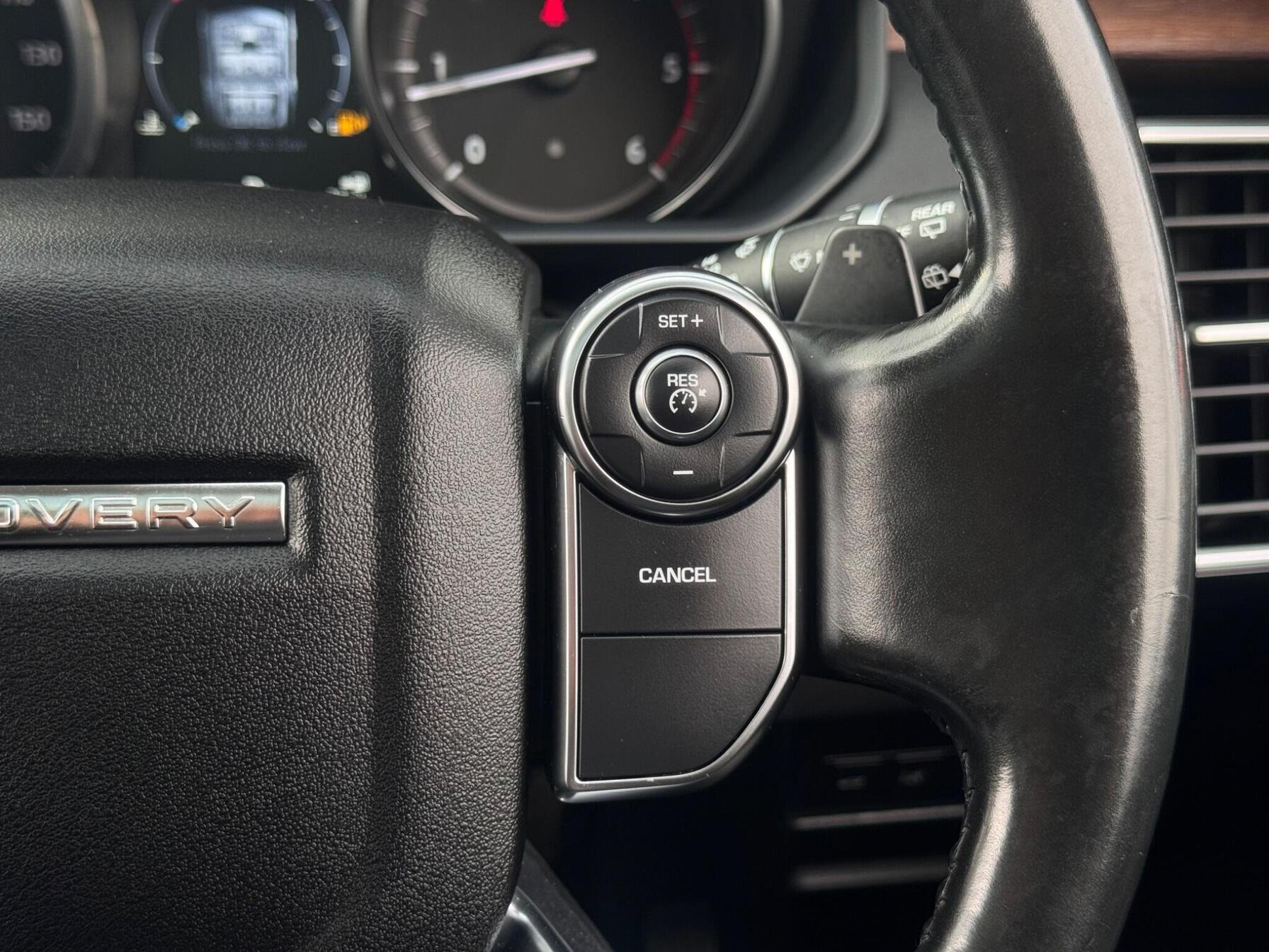 2017 Land Rover Discovery image 8