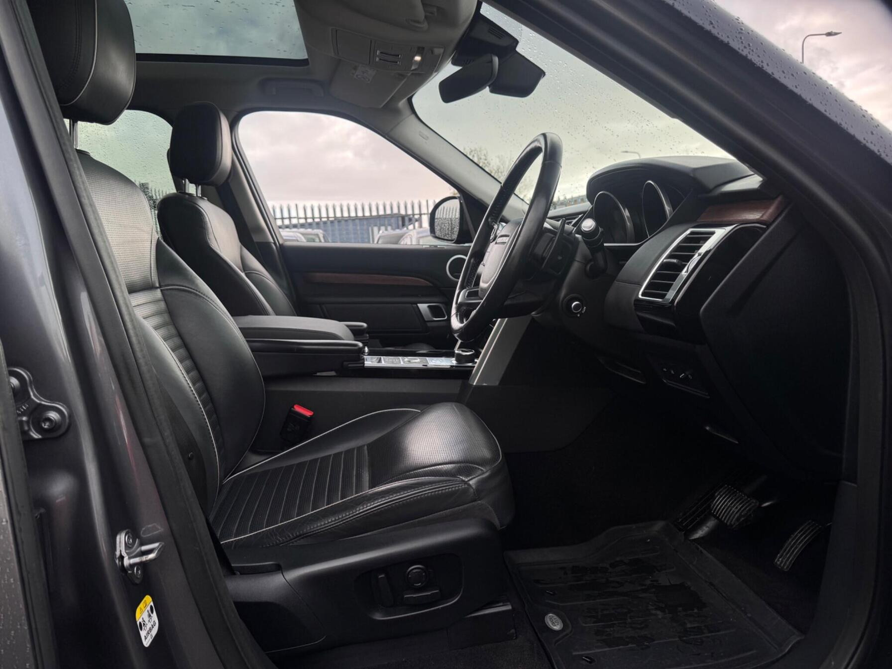 2017 Land Rover Discovery image 15