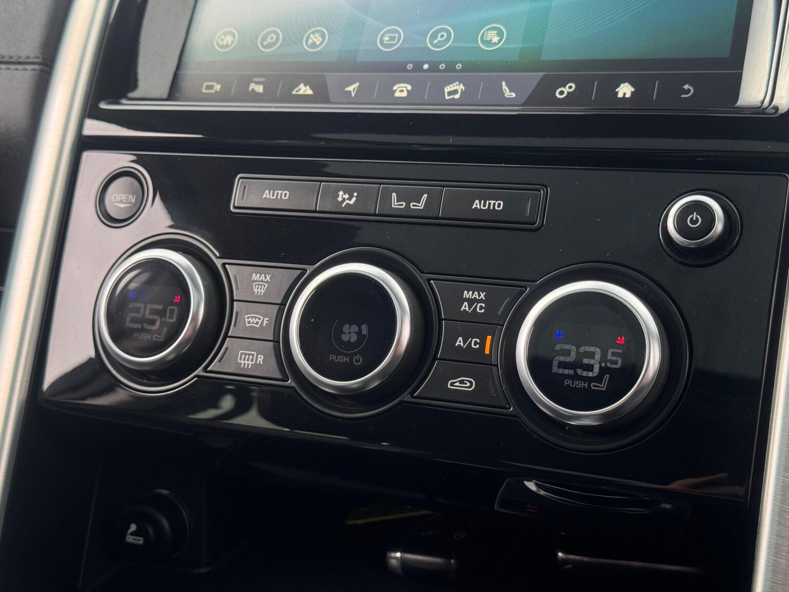 2017 Land Rover Discovery image 9