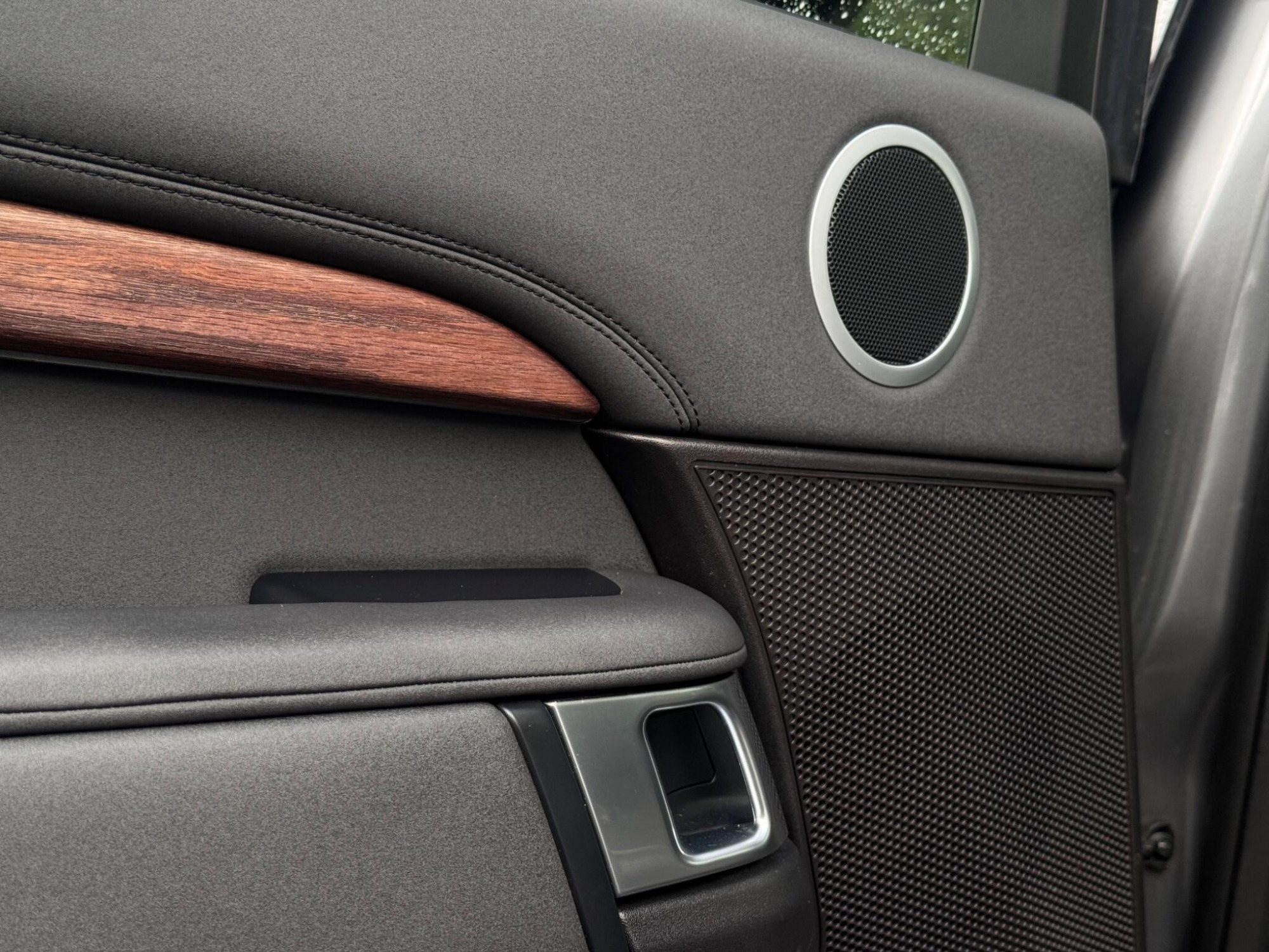 2017 Land Rover Discovery image 16