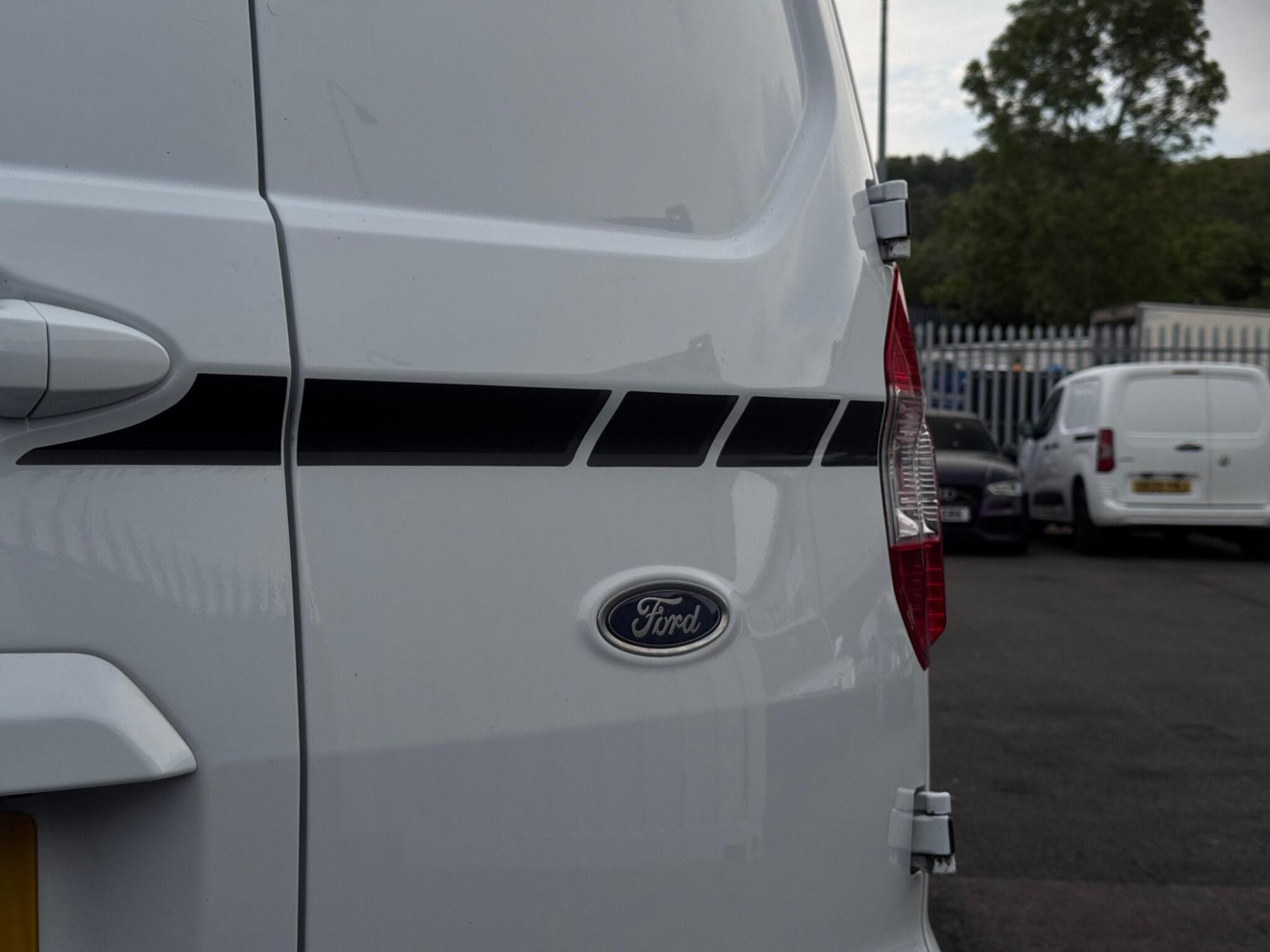 2020 Ford Transit Courier image 28
