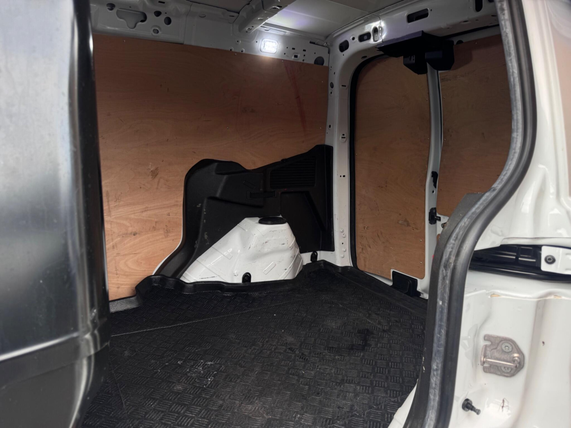 2020 Ford Transit Courier image 26