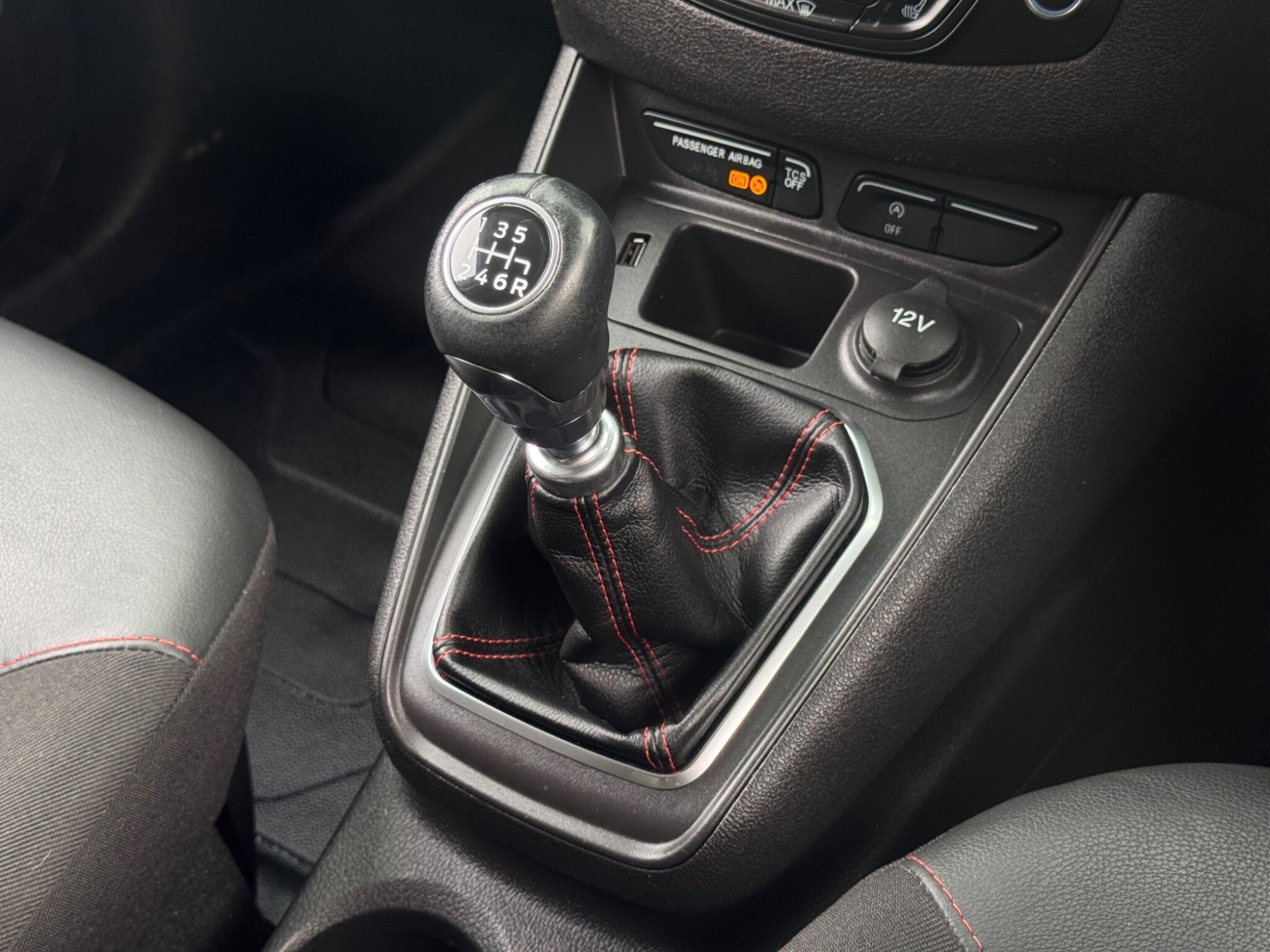 2020 Ford Transit Courier image 18