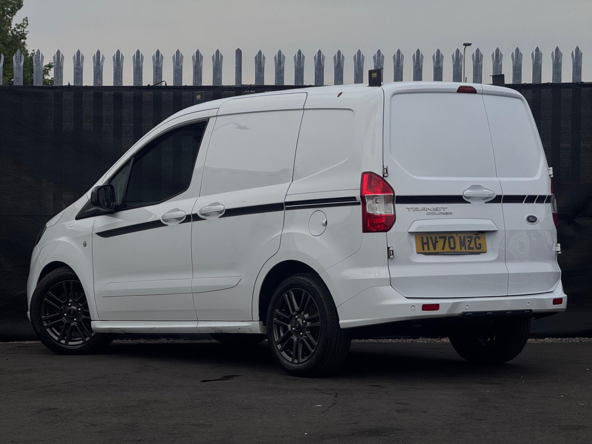 2020 Ford Transit Courier image 2