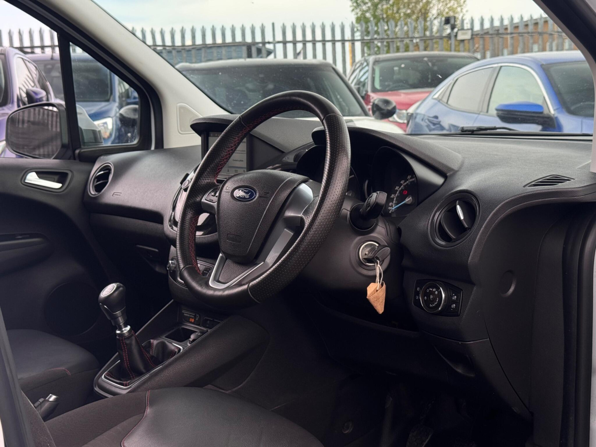 2020 Ford Transit Courier image 3