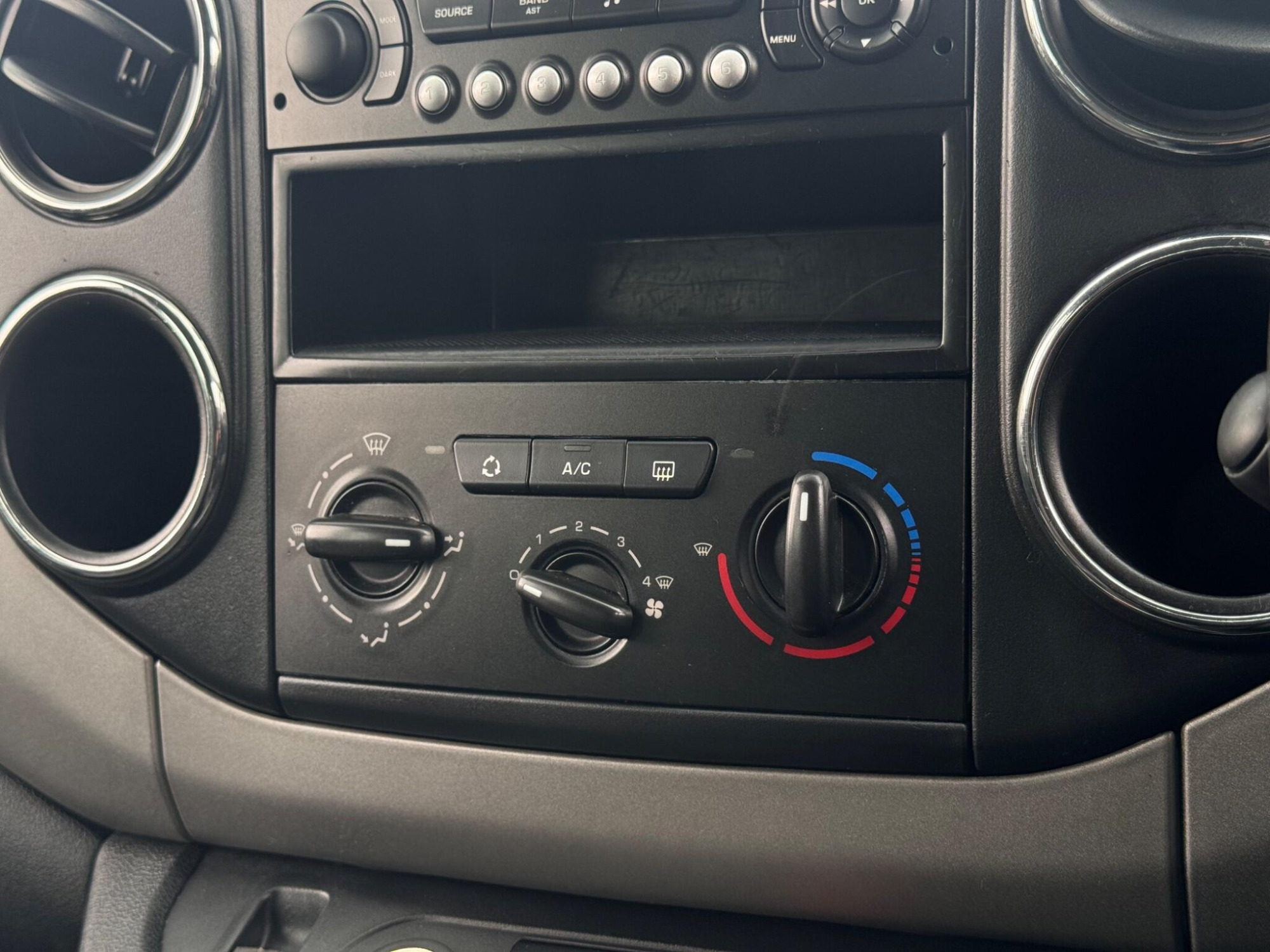 2011 Peugeot Partner Tepee image 25