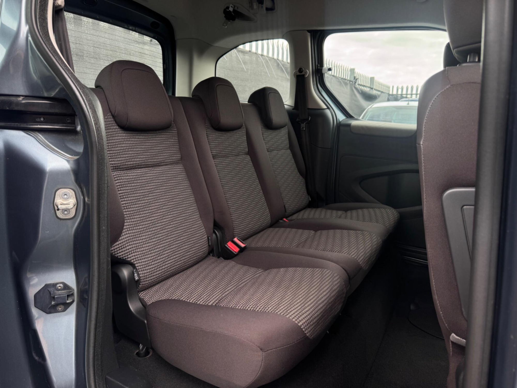 2011 Peugeot Partner Tepee image 19