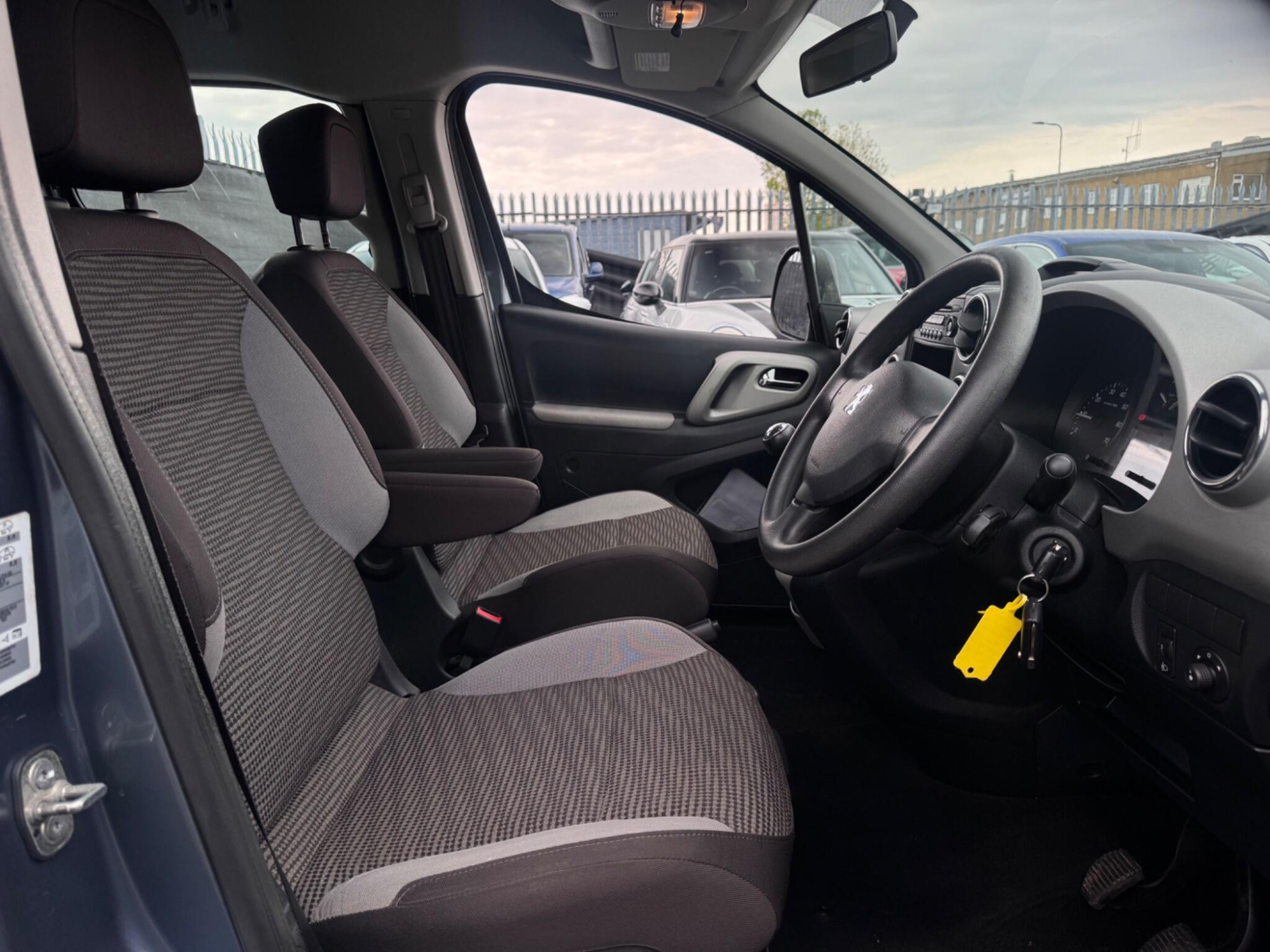 2011 Peugeot Partner Tepee image 23