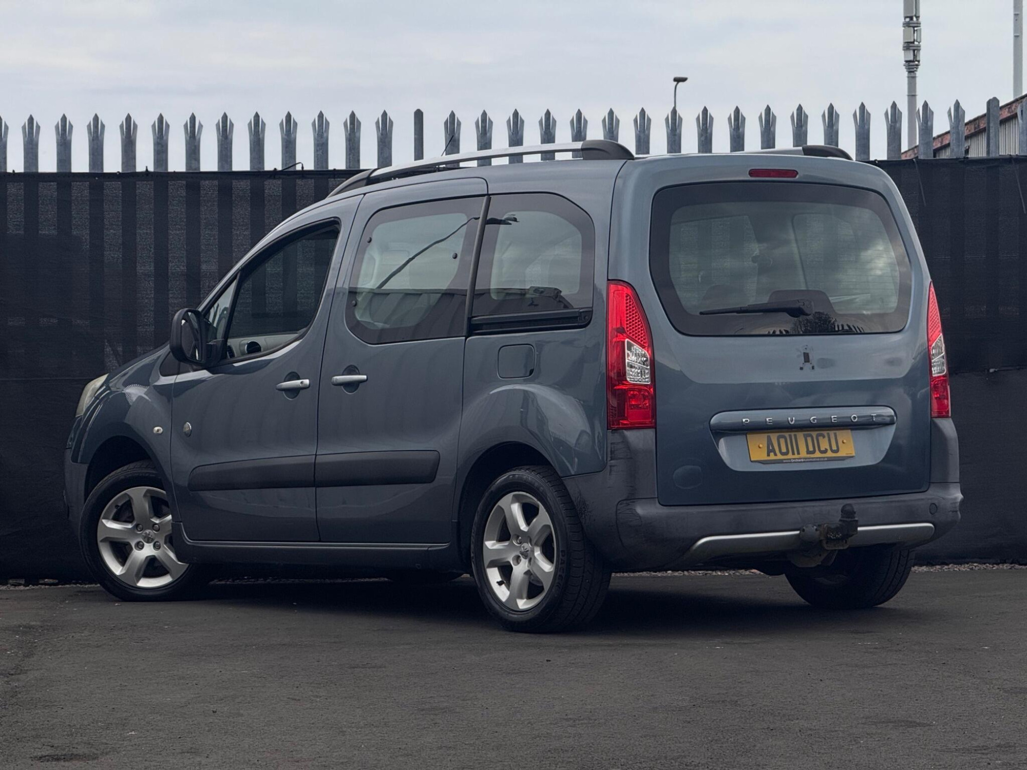 2011 Peugeot Partner Tepee image 2