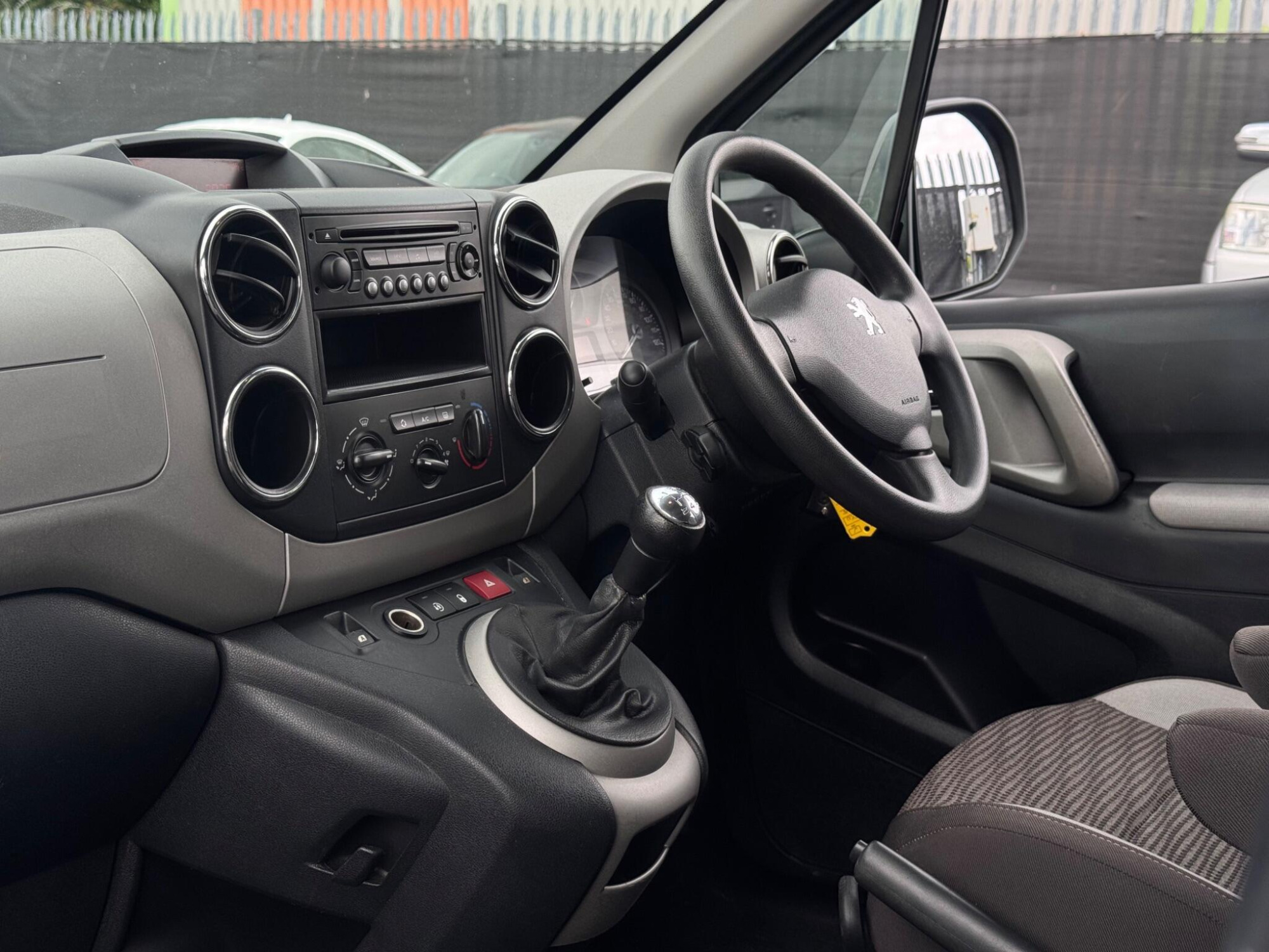 2011 Peugeot Partner Tepee image 22