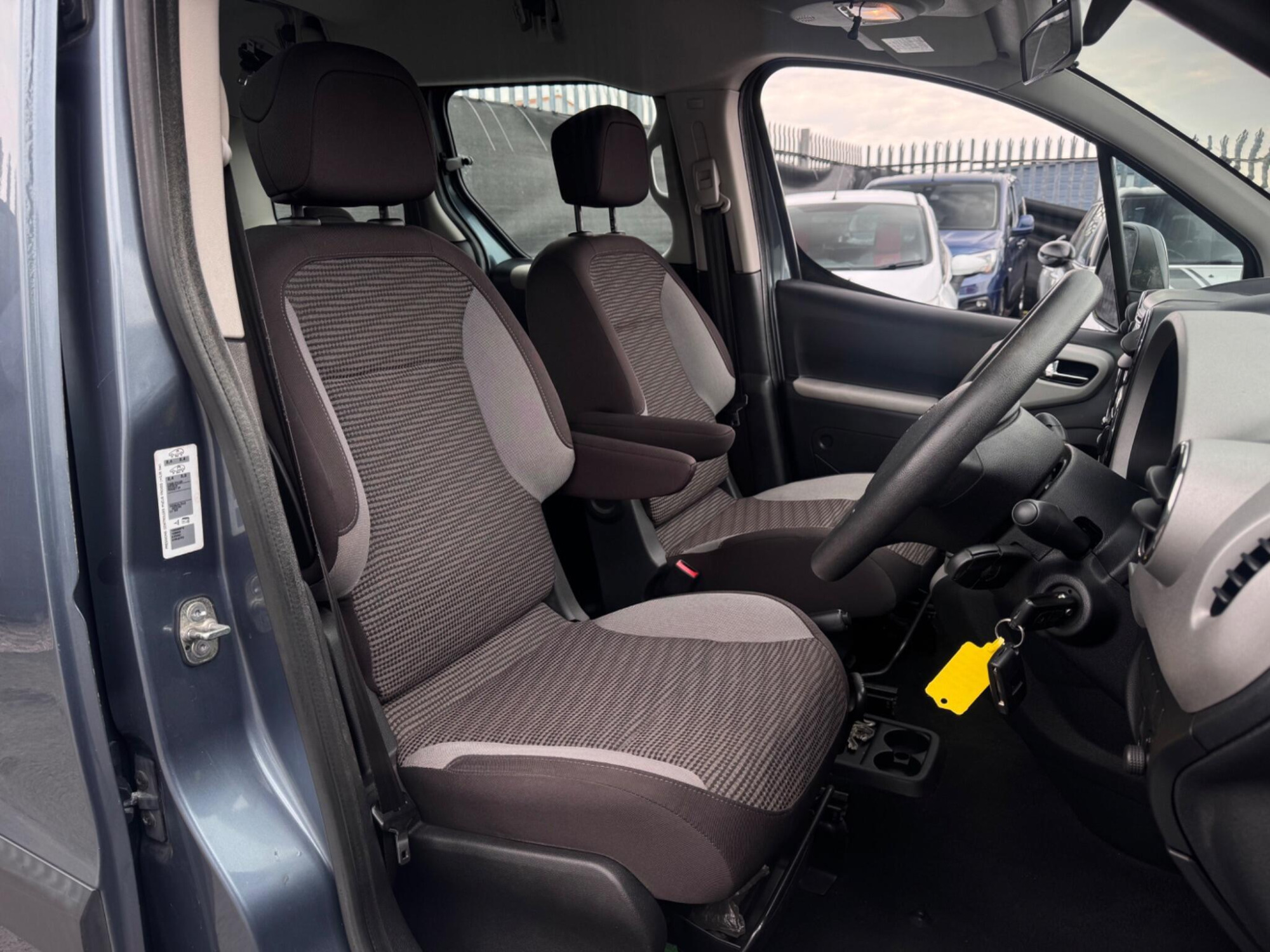 2011 Peugeot Partner Tepee image 18