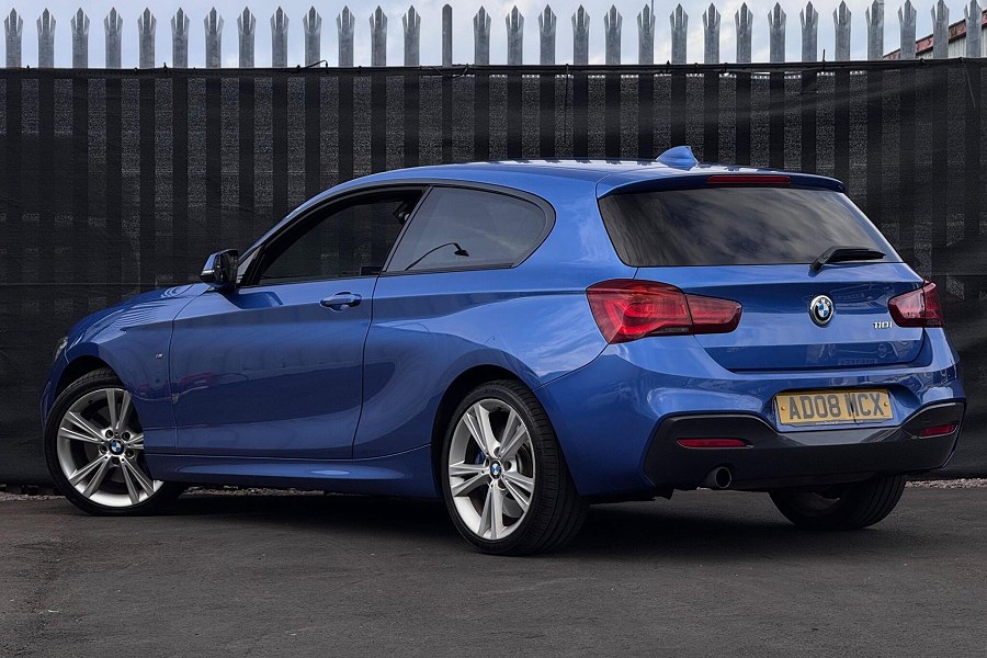 BMW 1 Series photo 2