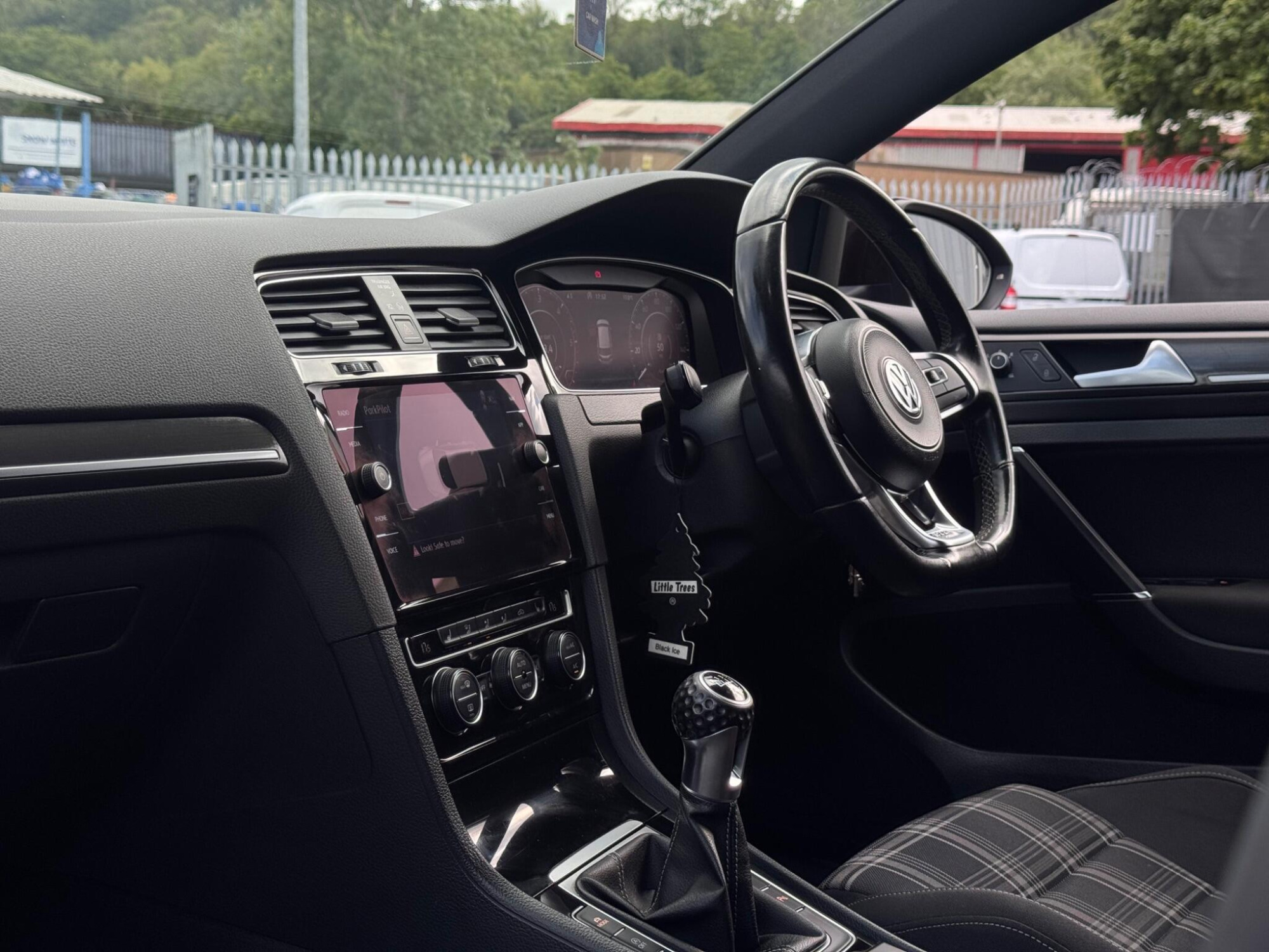 2017 Volkswagen Golf image 16