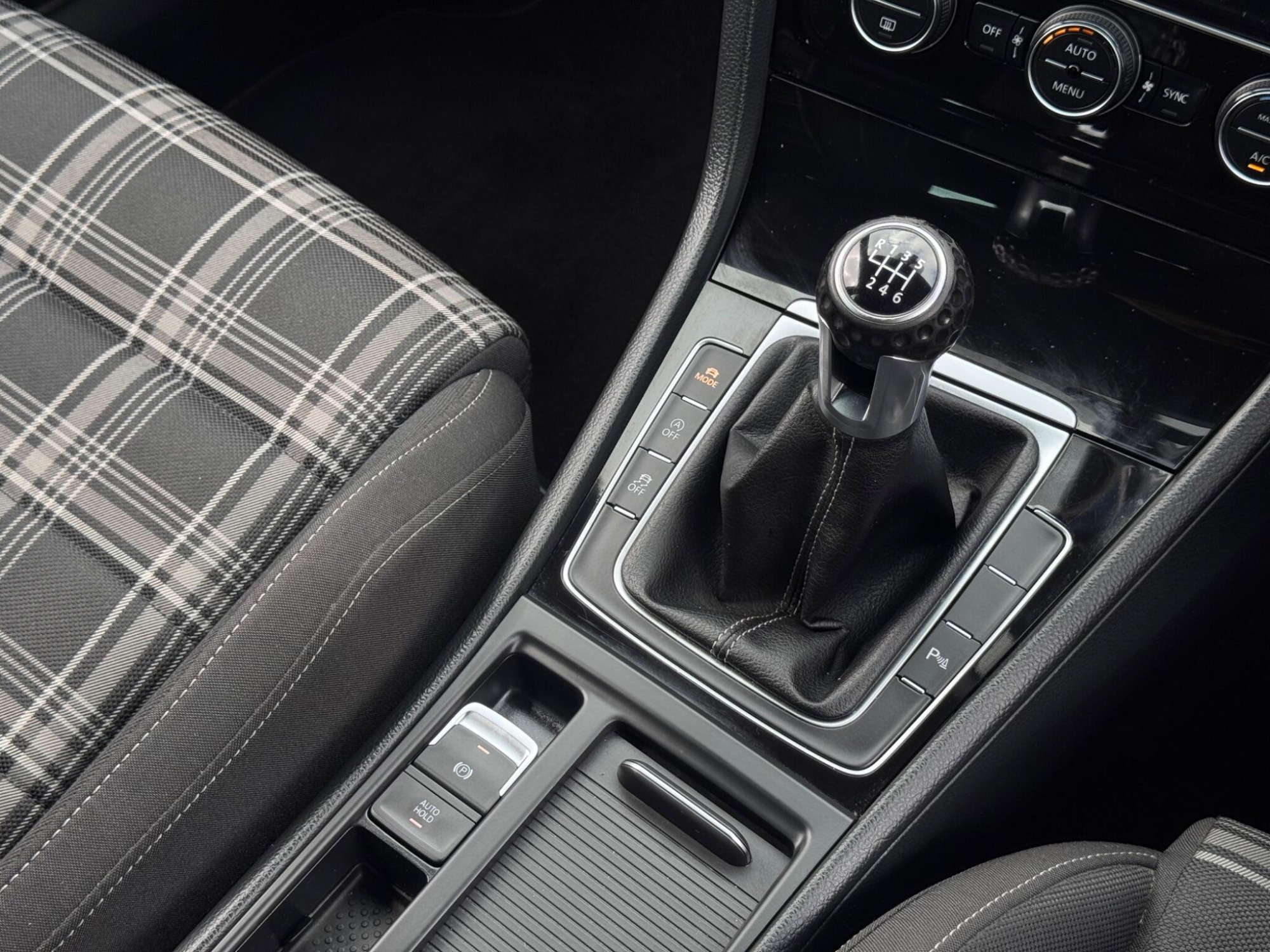 2017 Volkswagen Golf image 31