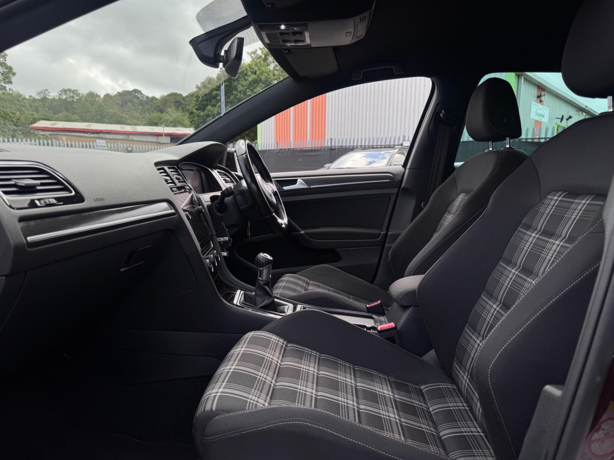 2017 Volkswagen Golf image 17