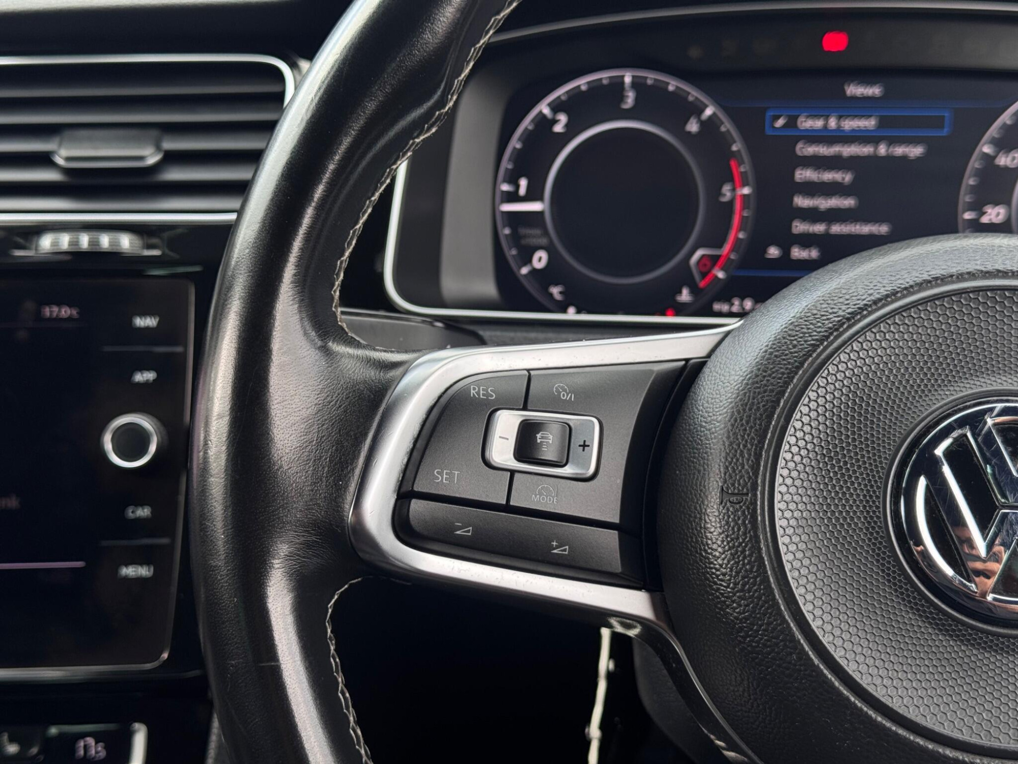 2017 Volkswagen Golf image 24