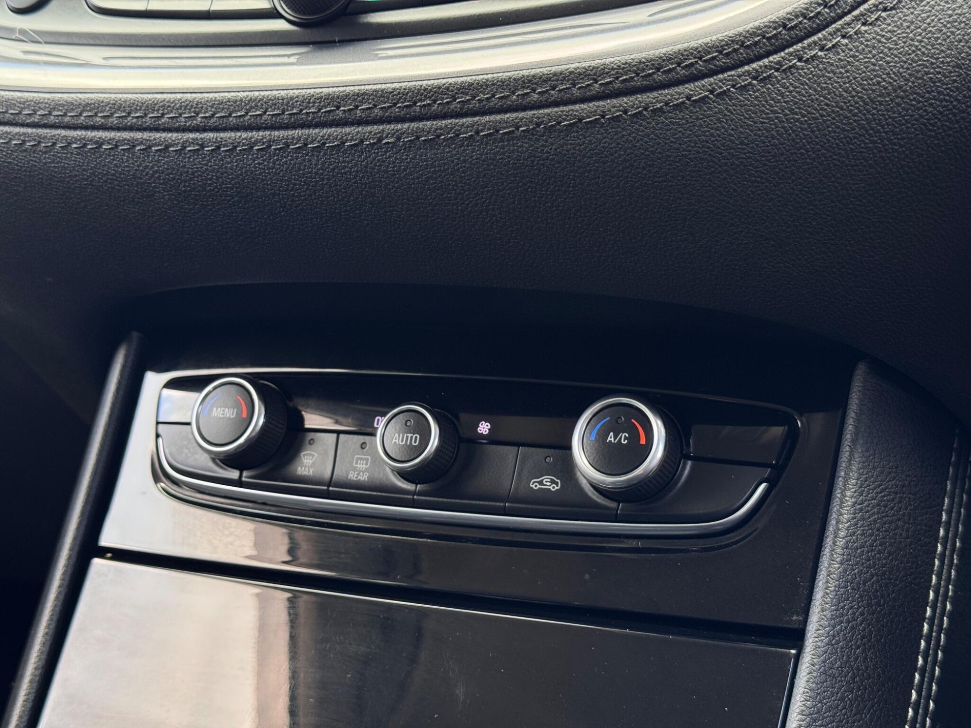 2020 Vauxhall Grandland X image 25