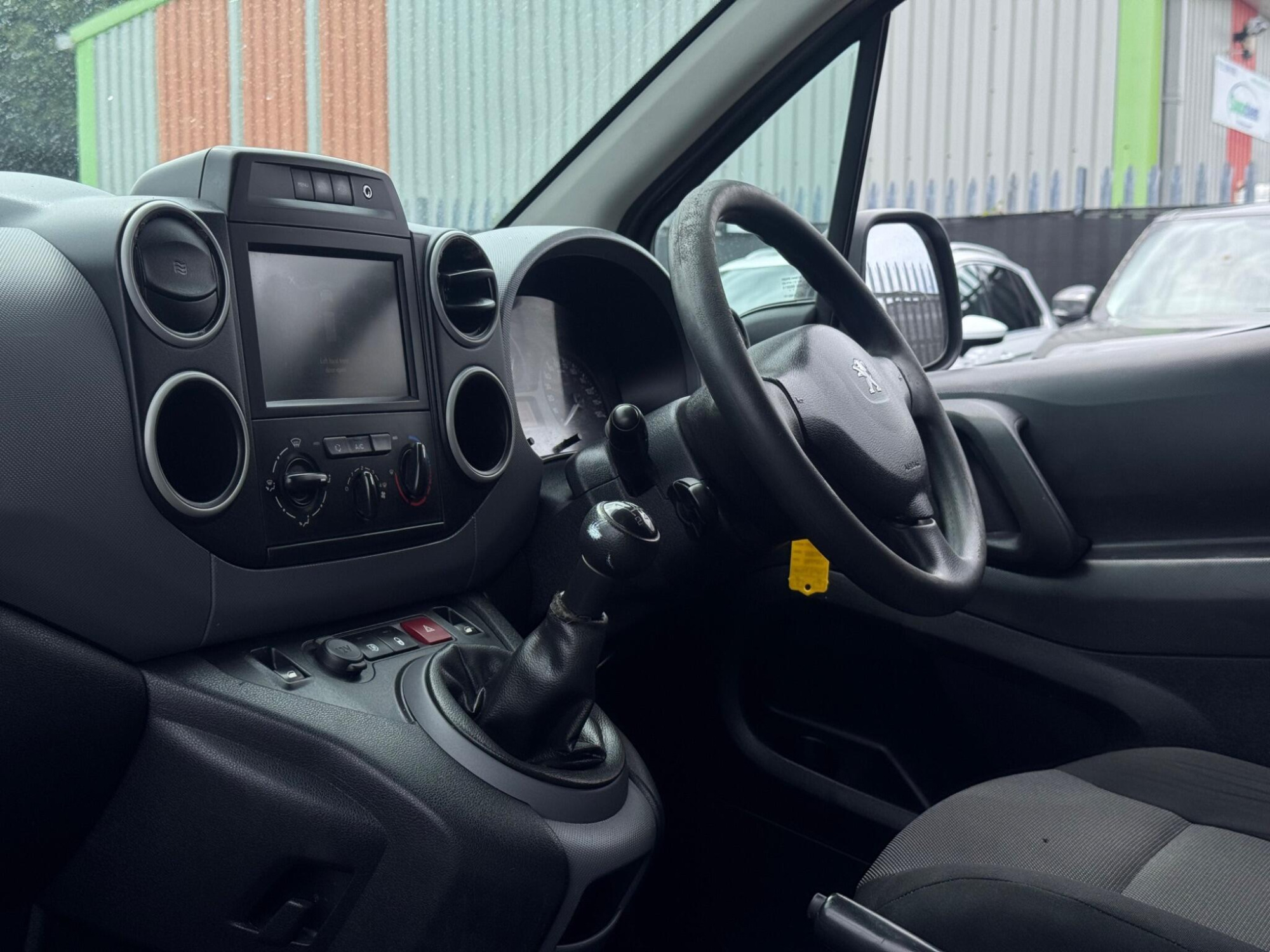 2018 Peugeot Partner image 14