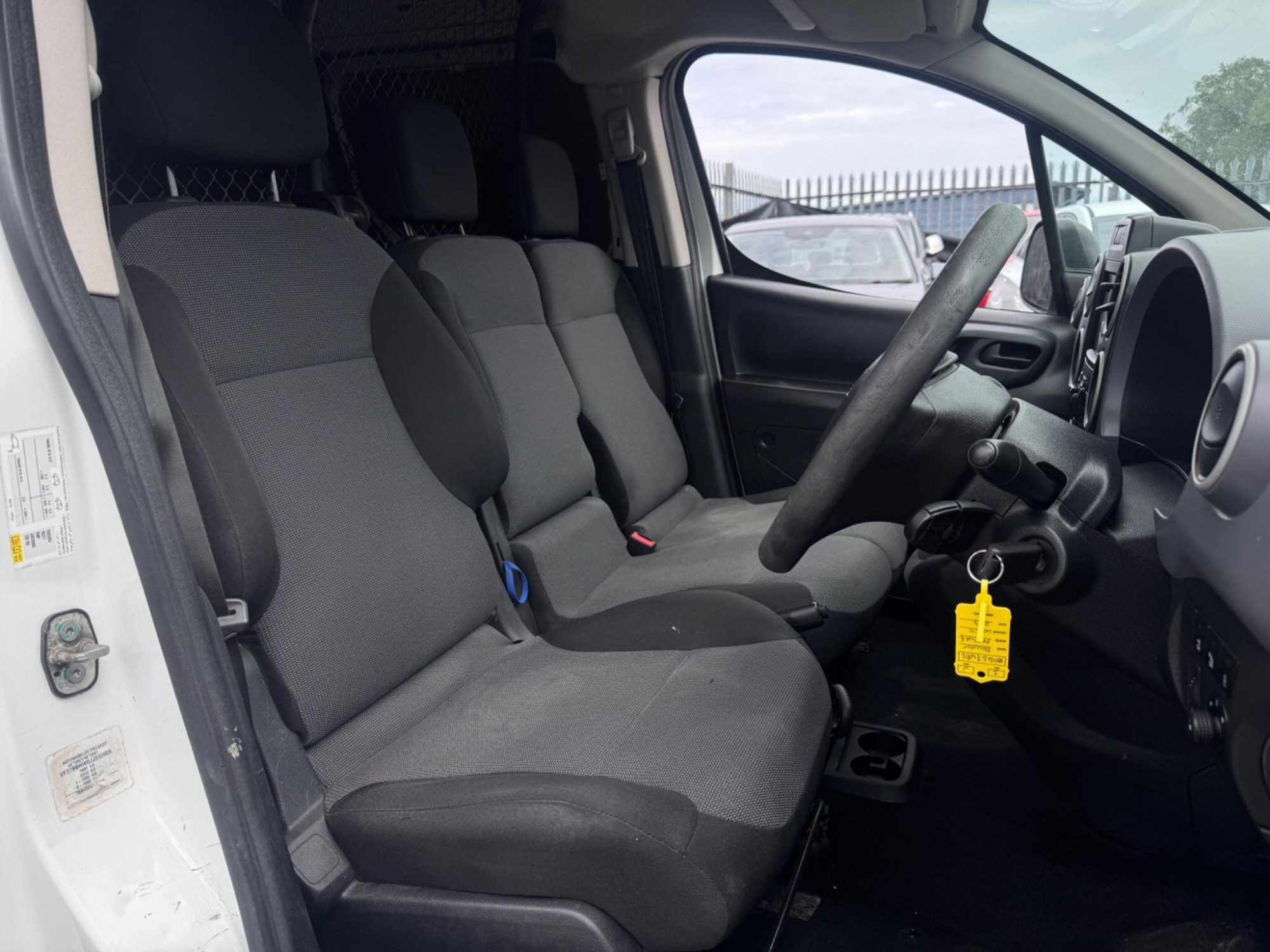 2018 Peugeot Partner image 16