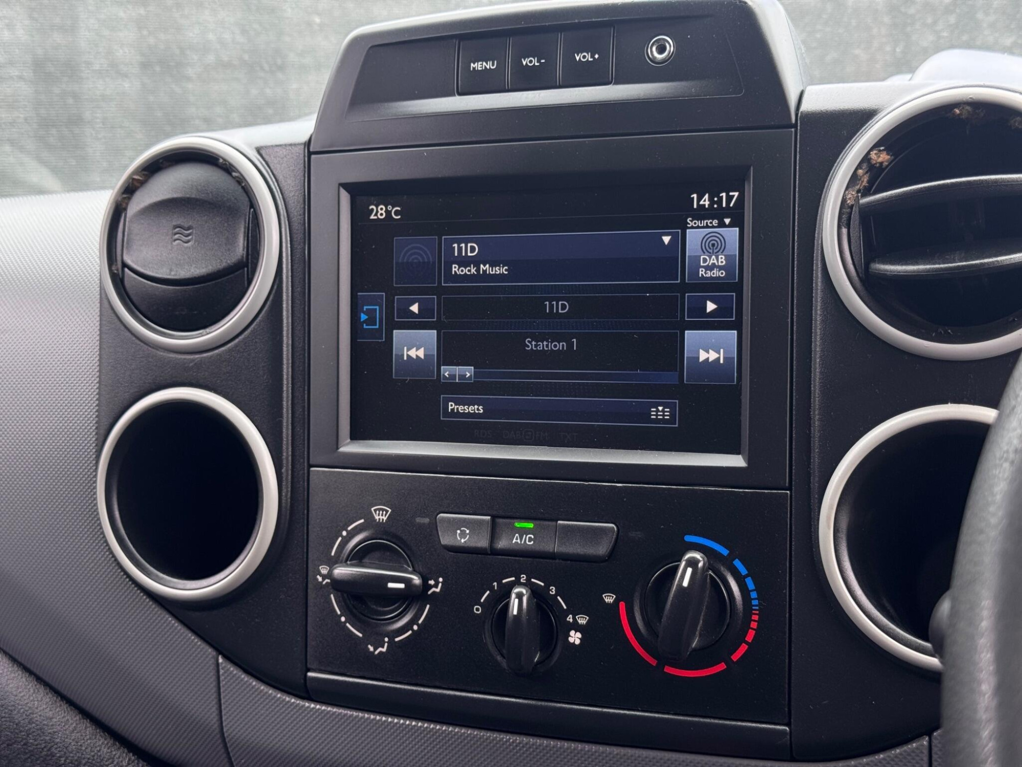 2018 Peugeot Partner image 21