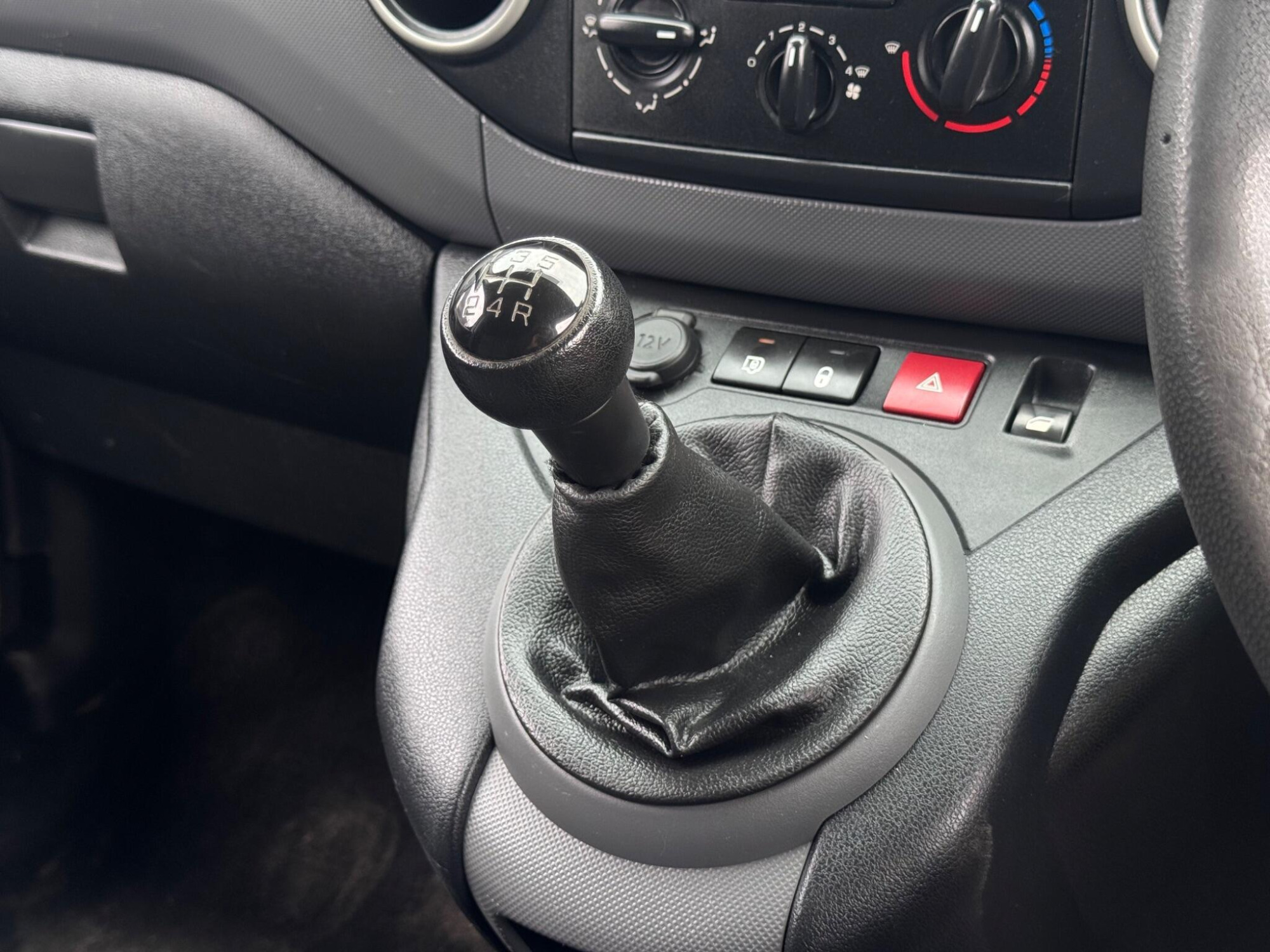 2018 Peugeot Partner image 22