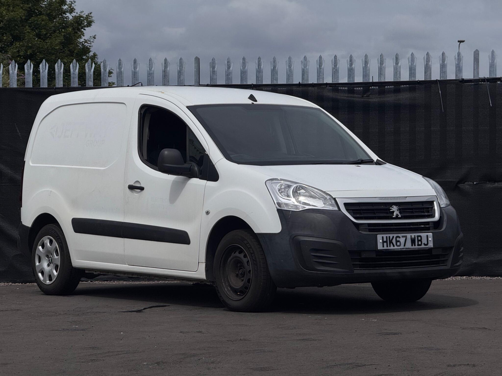 2018 Peugeot Partner image 1