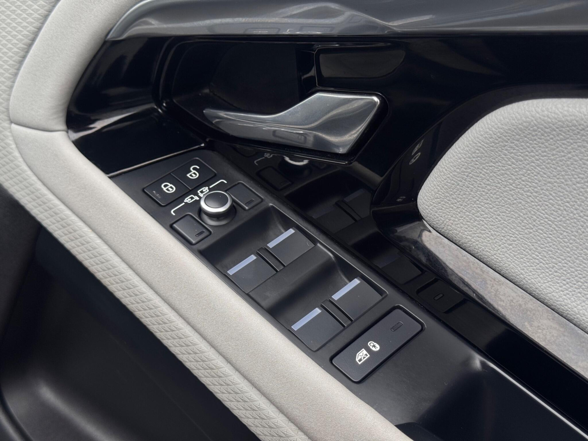 2019 Land Rover Range Rover Evoque image 19
