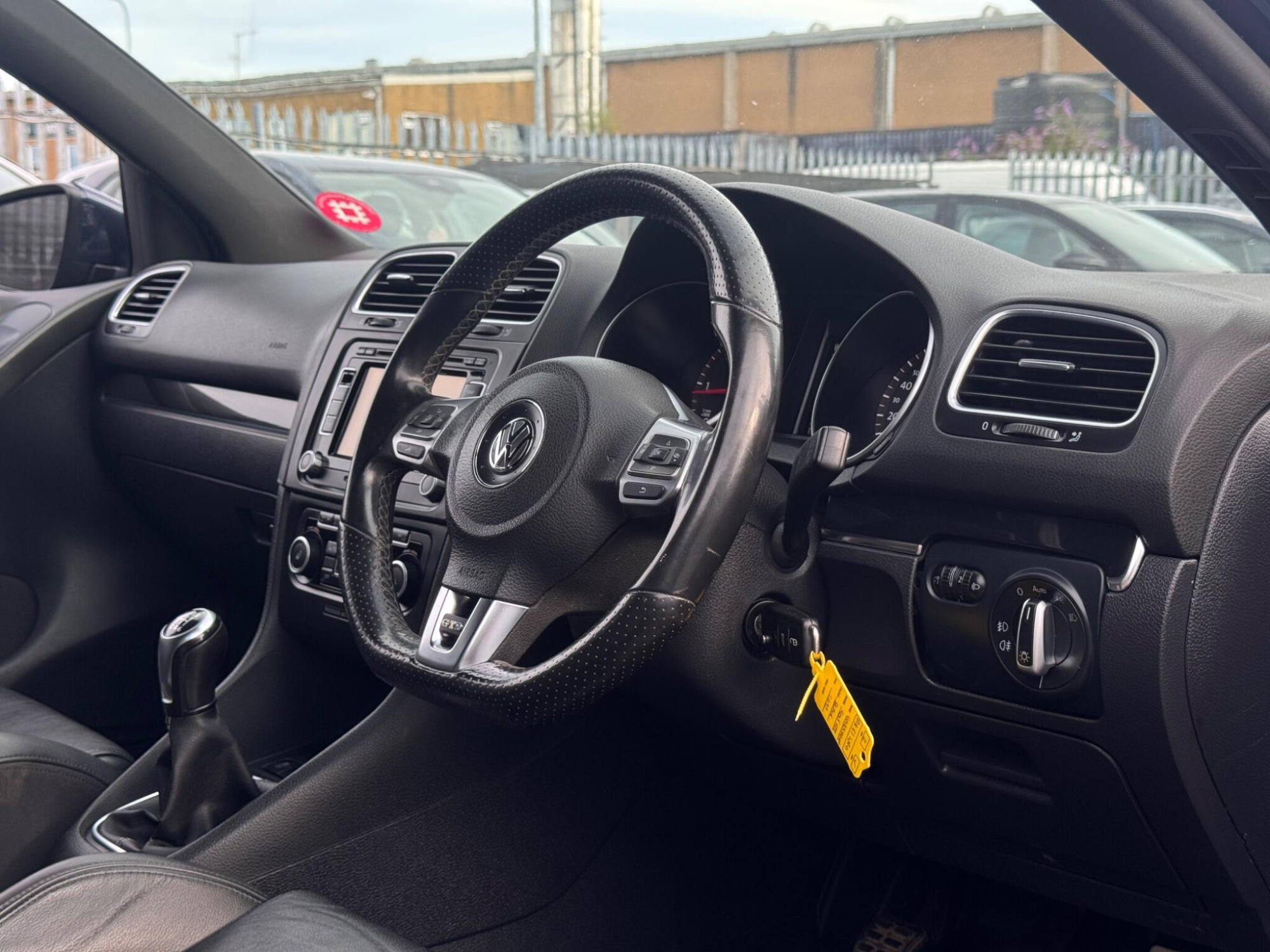 2011 Volkswagen Golf image 3