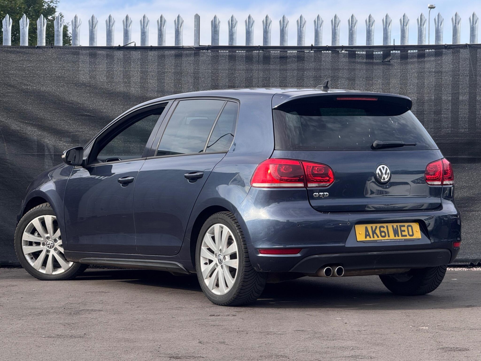 2011 Volkswagen Golf image 2