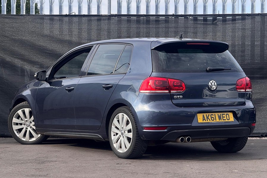 2011 Volkswagen Golf photo 2