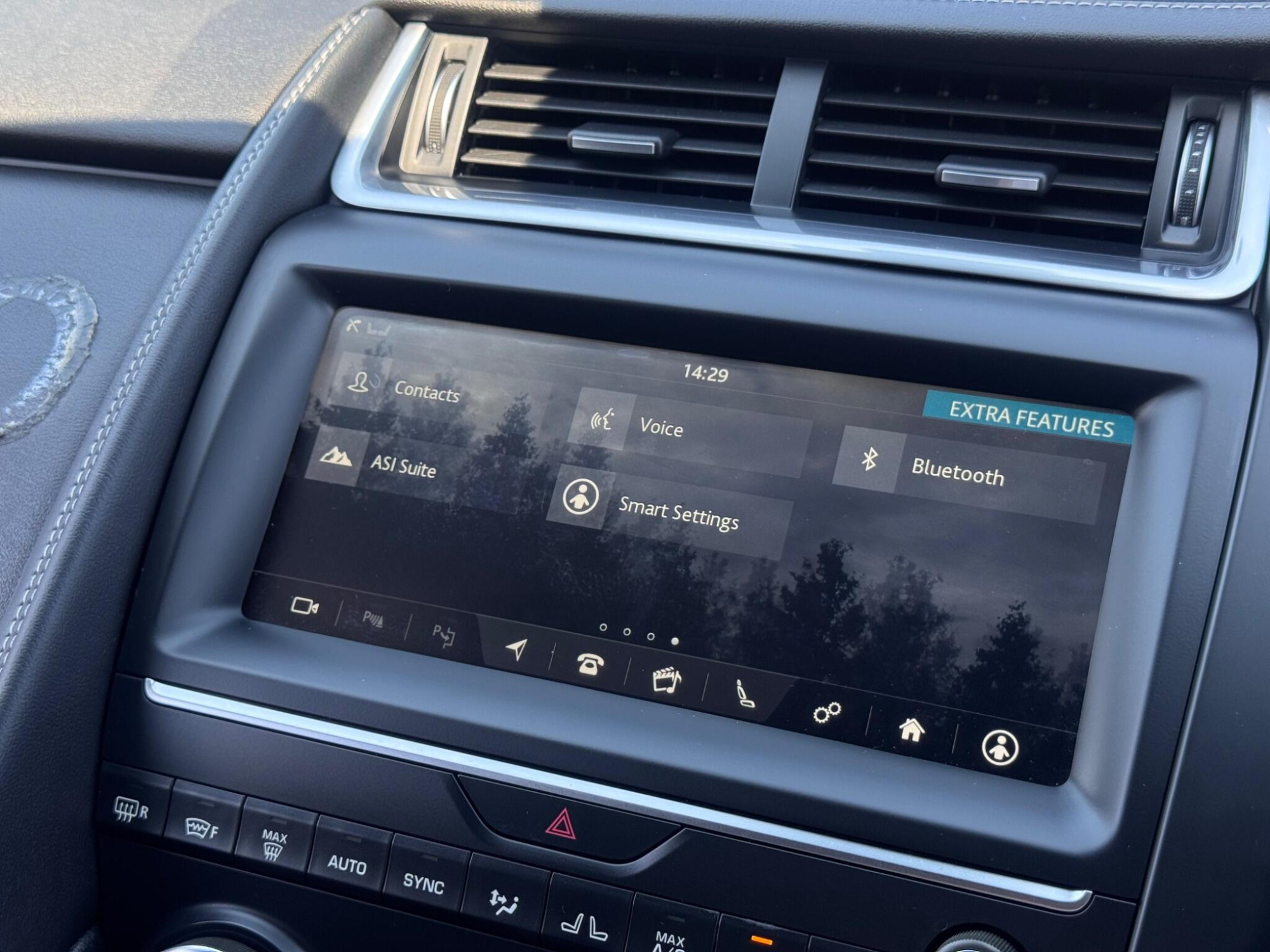 2018 Jaguar E-PACE image 32