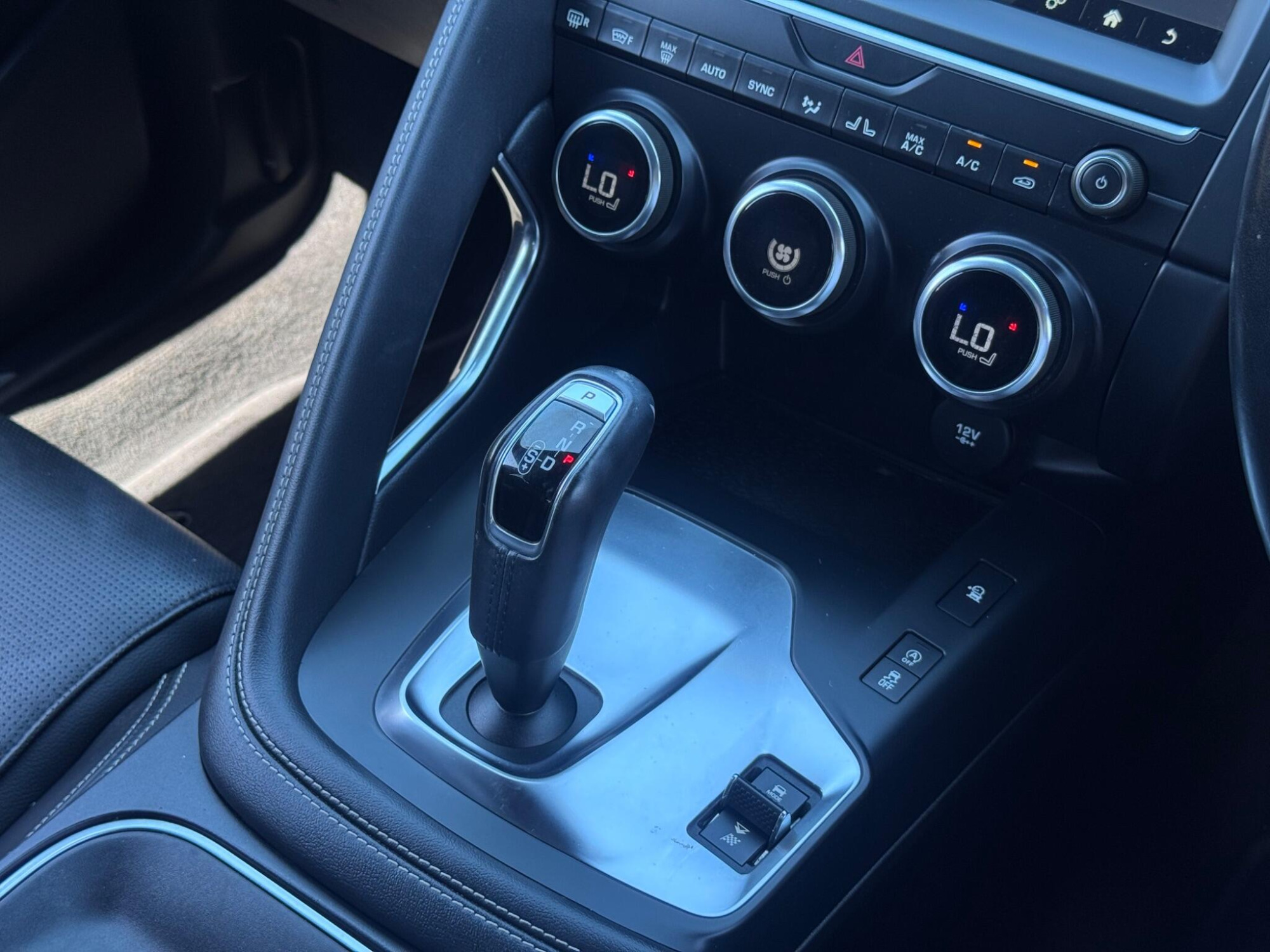 2018 Jaguar E-PACE image 18