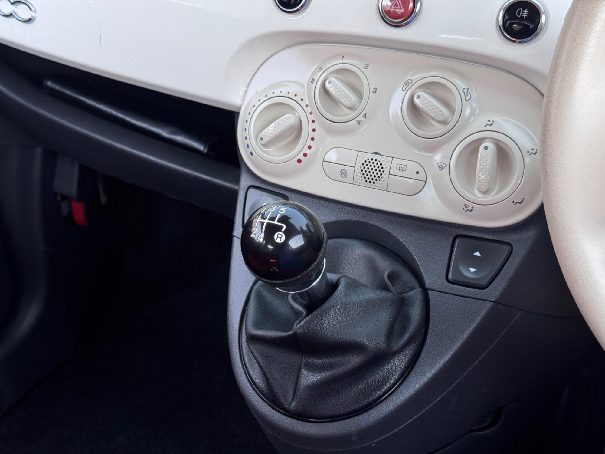 2014 Fiat 500 image 7