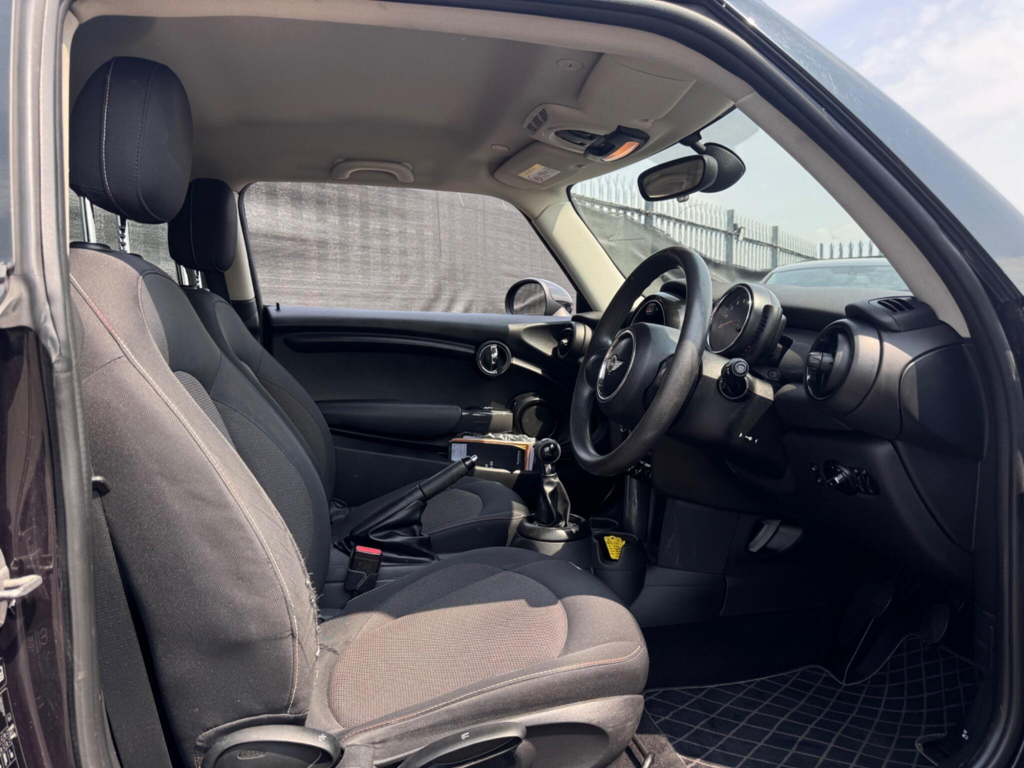 2014 MINI Hatch image 16