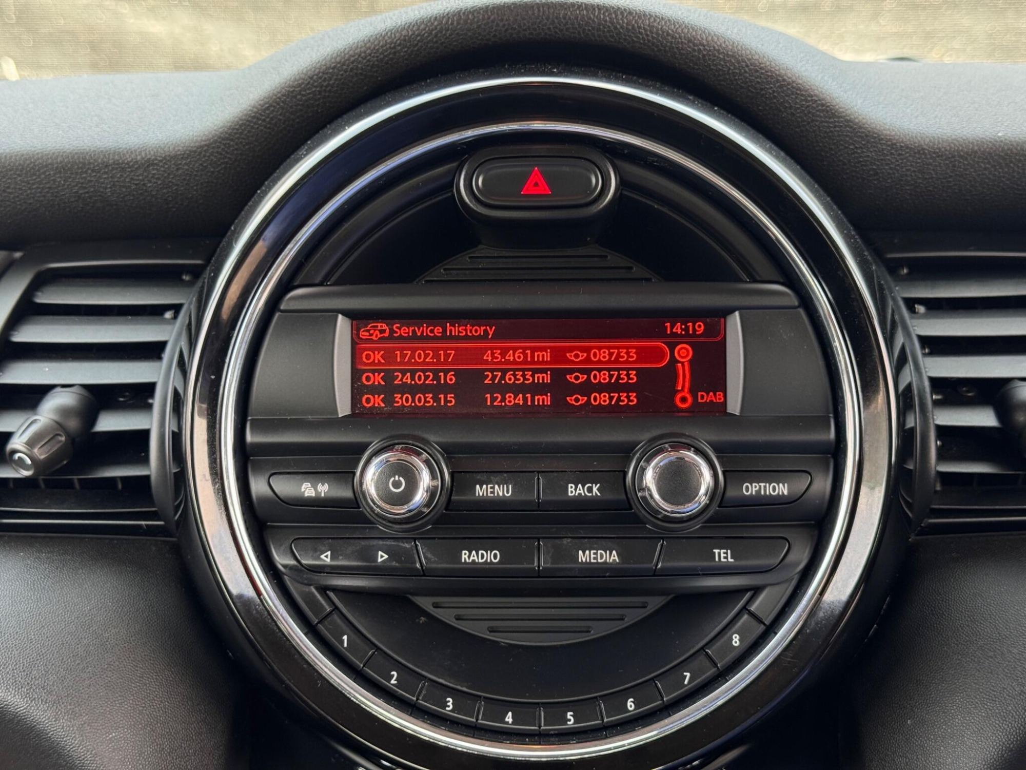 2014 MINI Hatch image 32