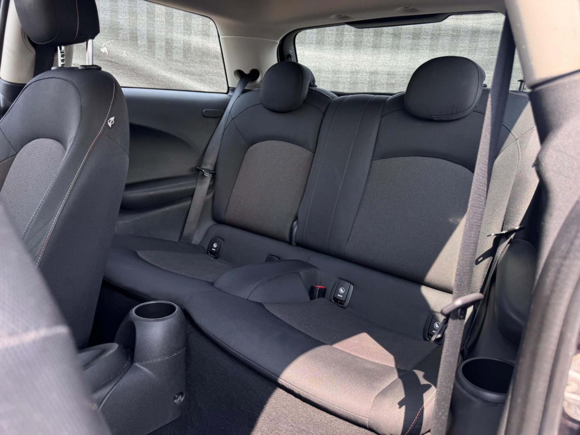 2014 MINI Hatch image 27