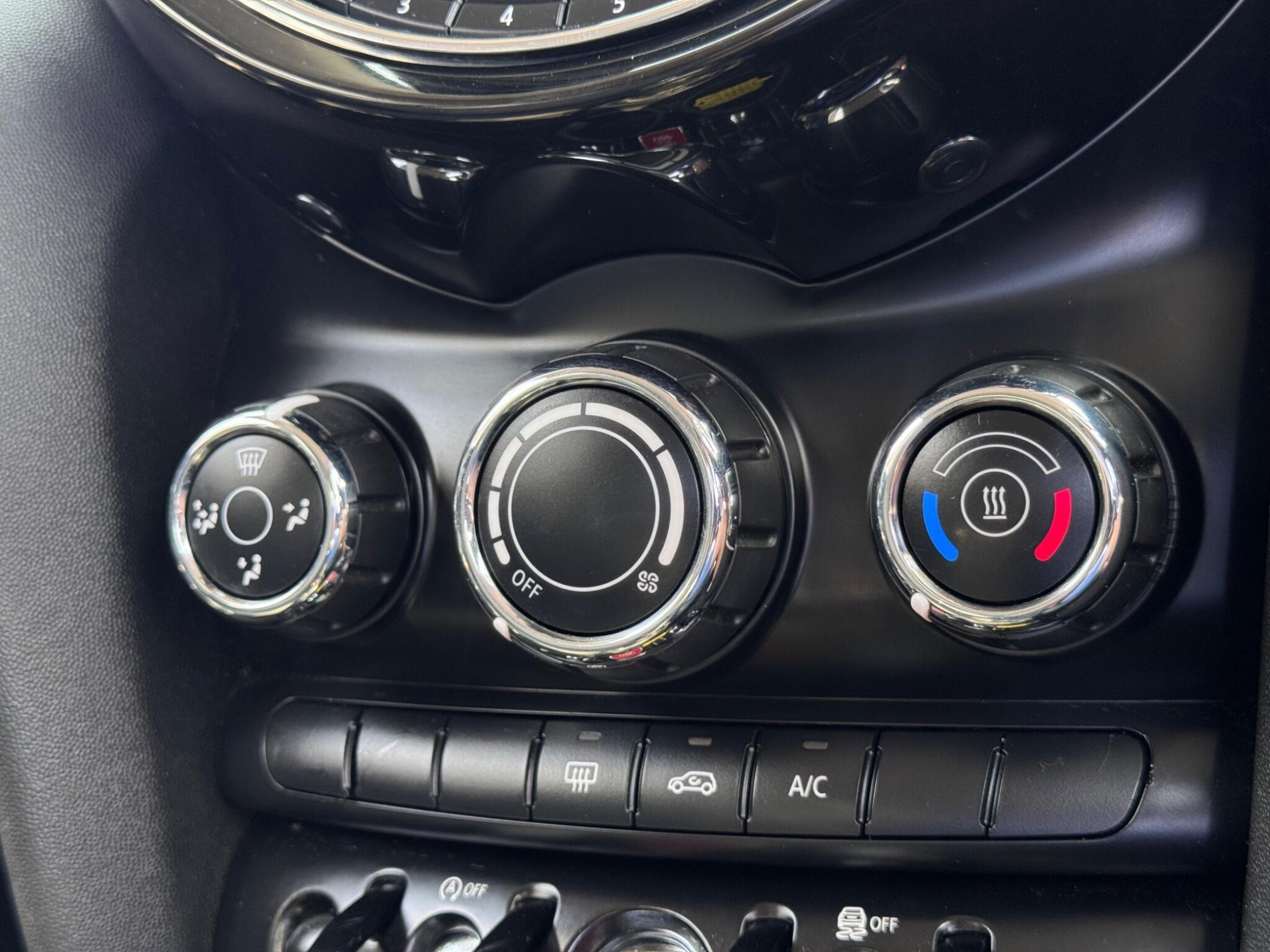 2014 MINI Hatch image 17