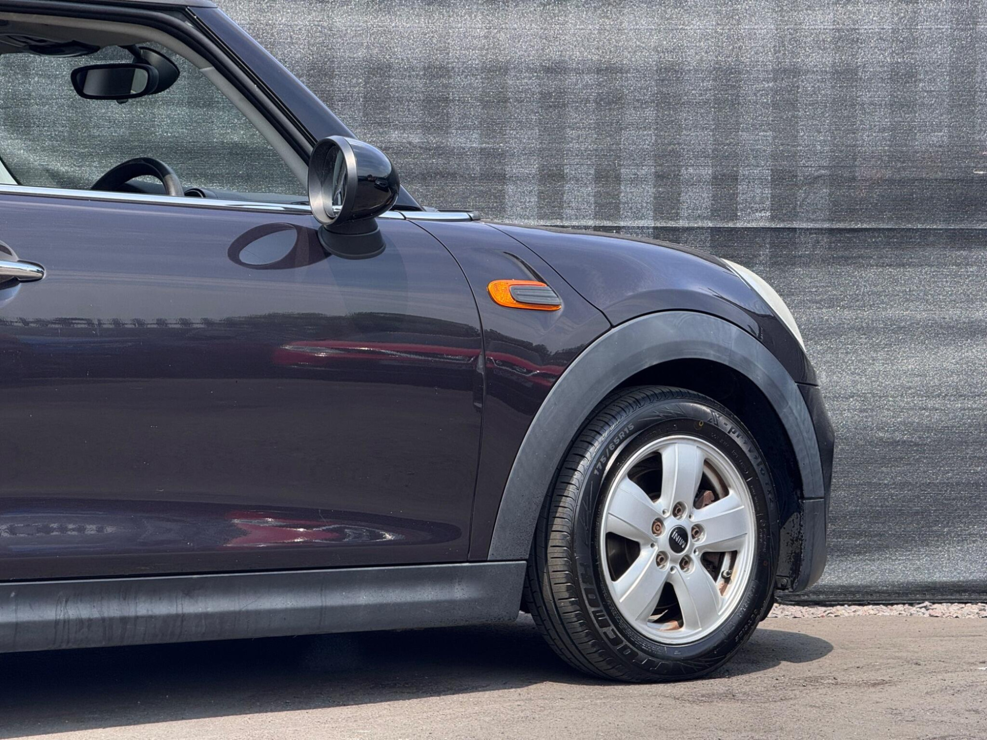 2014 MINI Hatch image 28