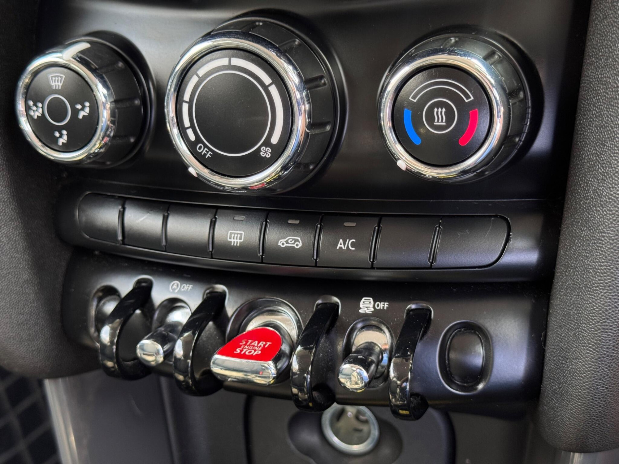 2014 MINI Hatch image 19