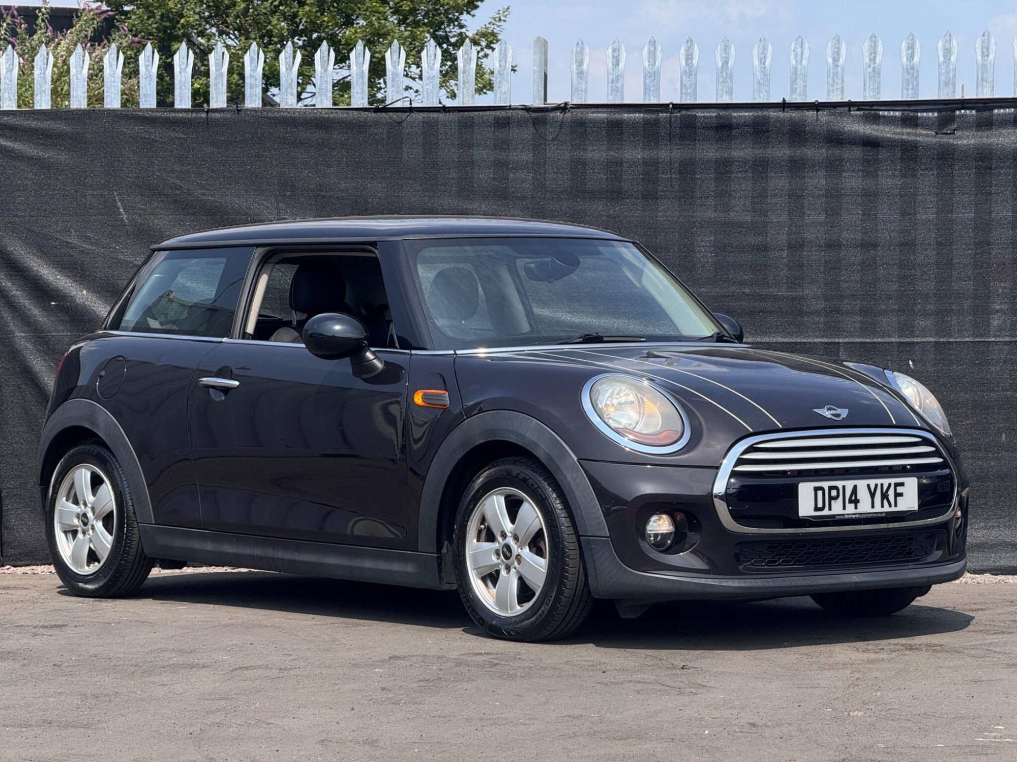 2014 MINI Hatch image 1