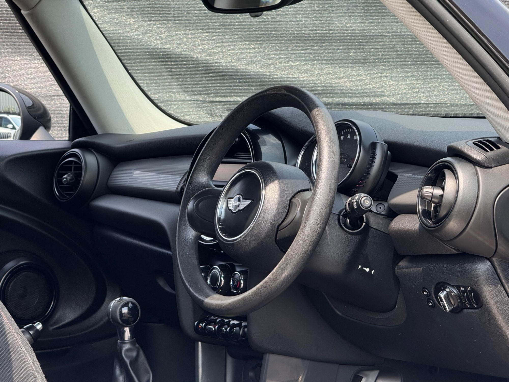 2014 MINI Hatch image 3