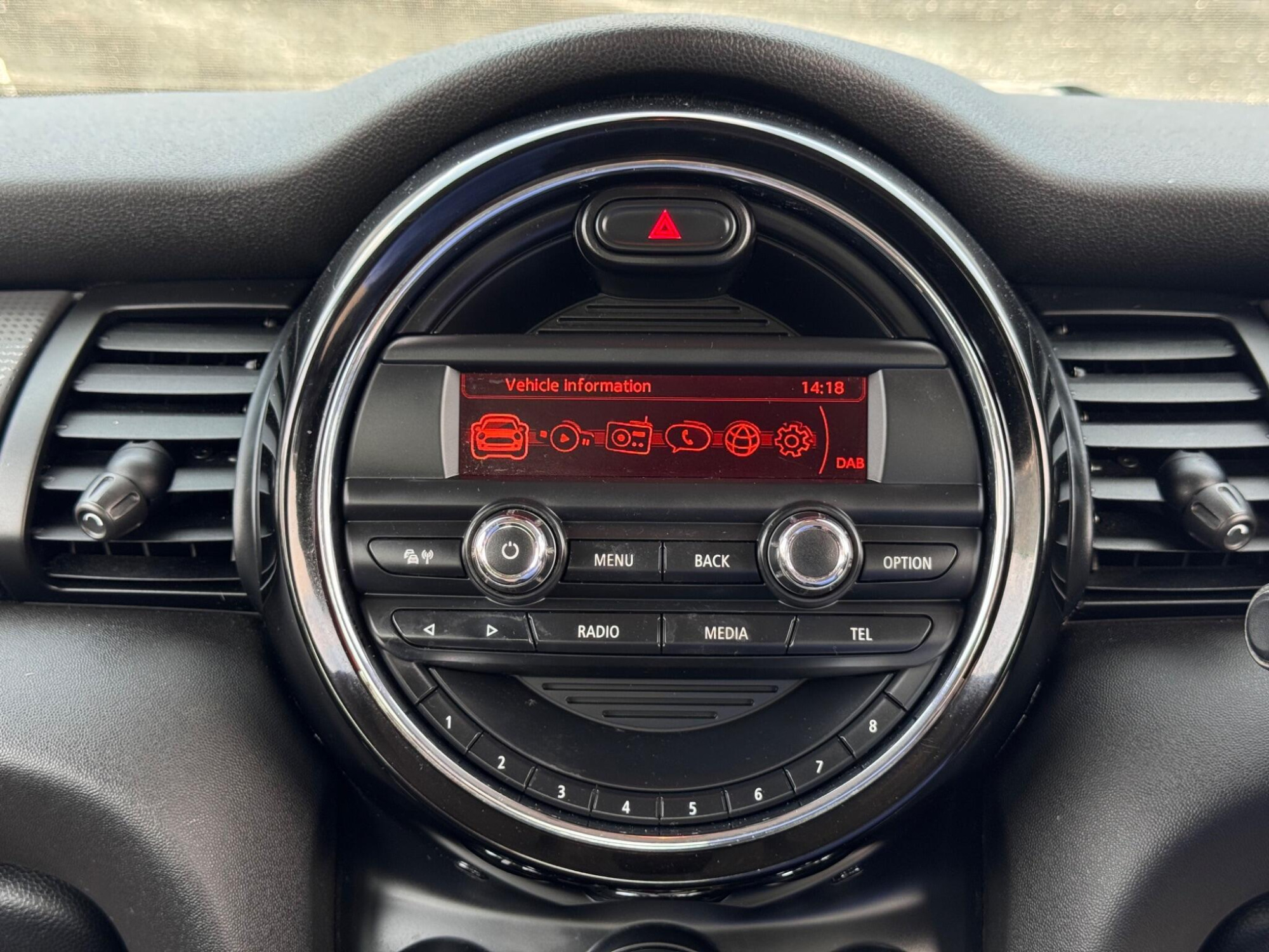 2014 MINI Hatch image 29