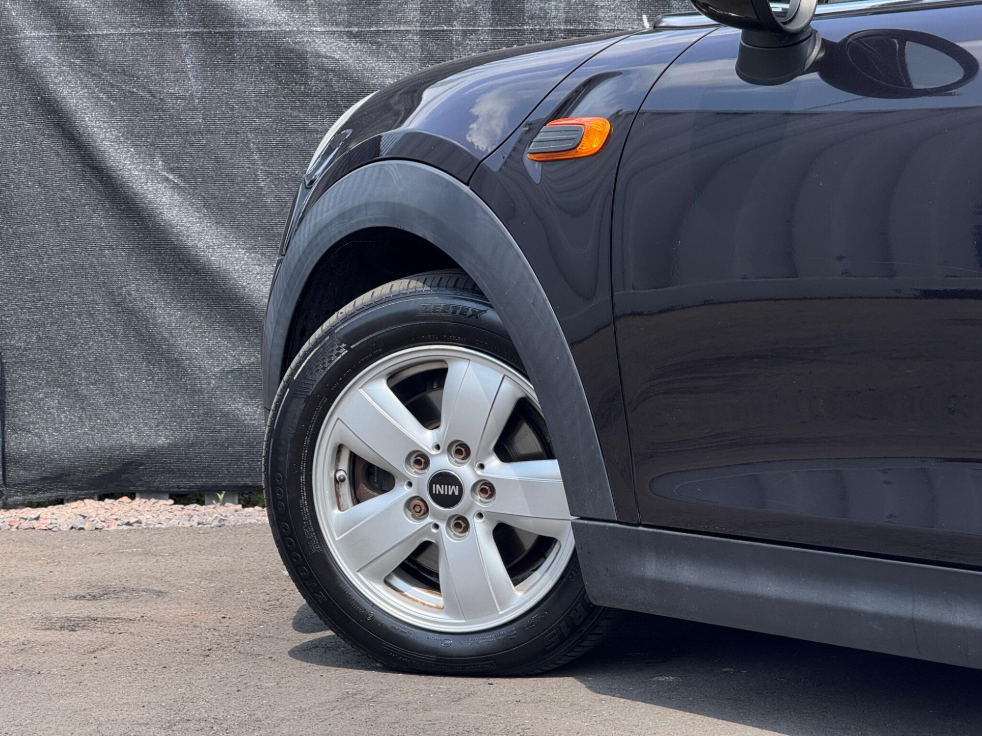 2014 MINI Hatch image 9