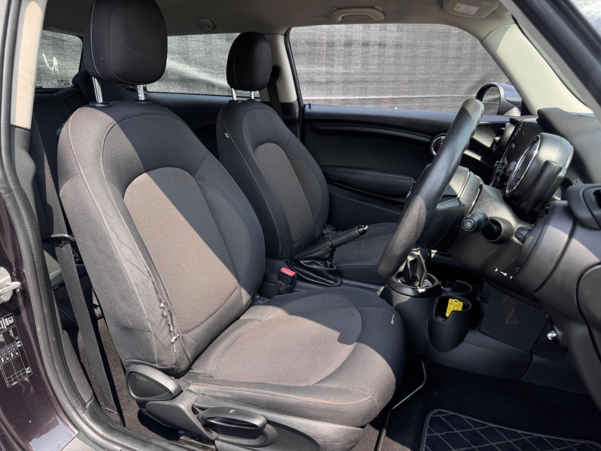 2014 MINI Hatch image 15